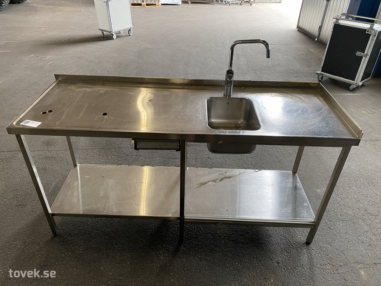 Diskbänk 60x185cm med blandare på auktion i Ätran hos Toveks Auktioner