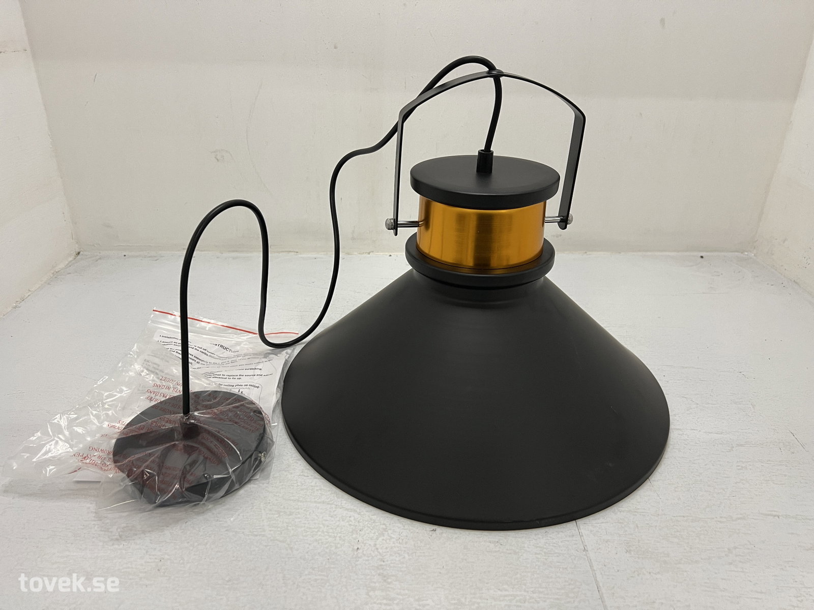 Taklampa exklusiv (diam. 375 mm) på auktion i Ätran hos Toveks Auktioner