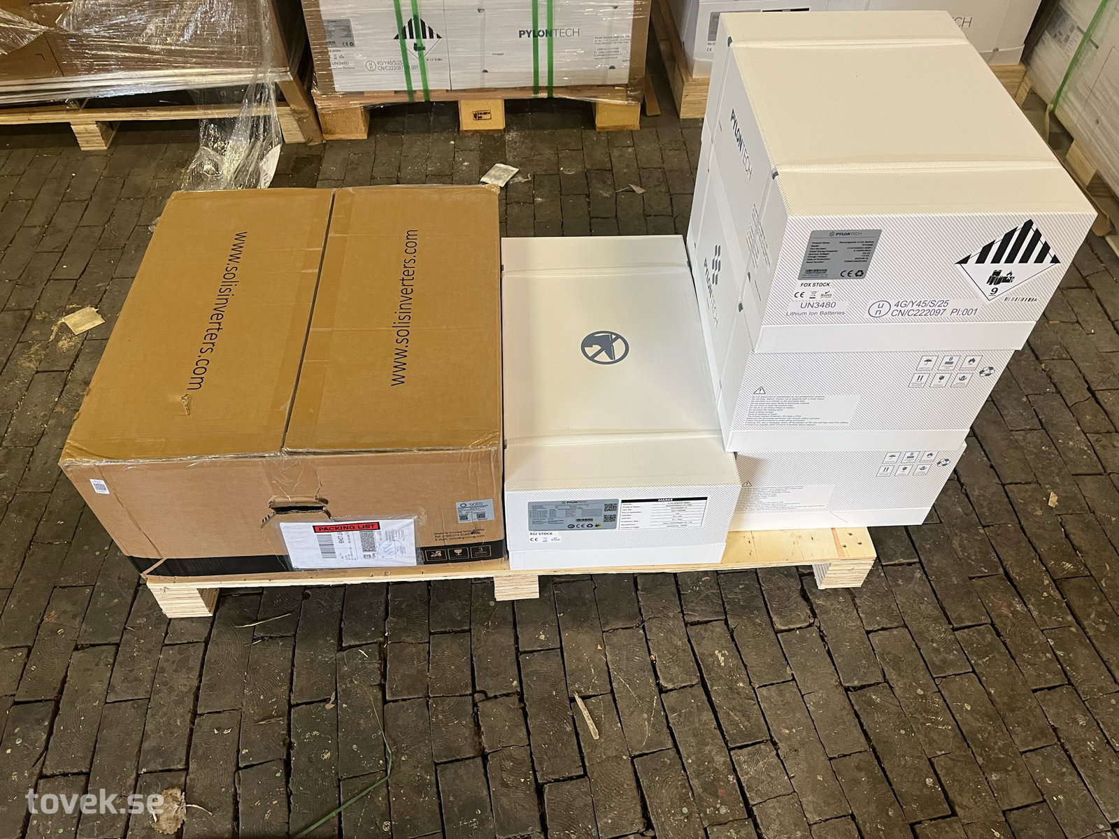 Inverter med kontrollenhet och batterier enligt beskrivning