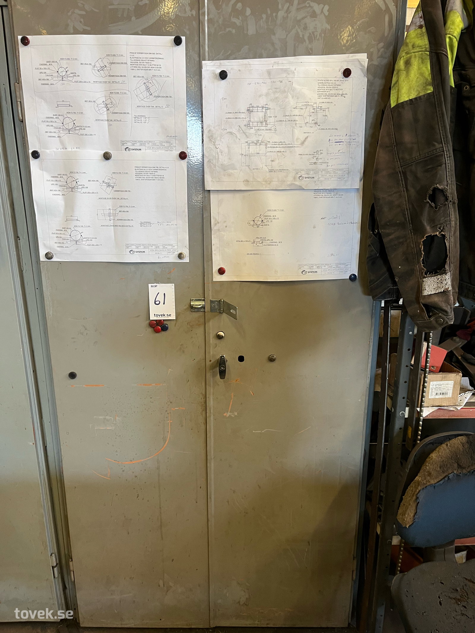 Plåtskåp med hylla och innehåll (61)