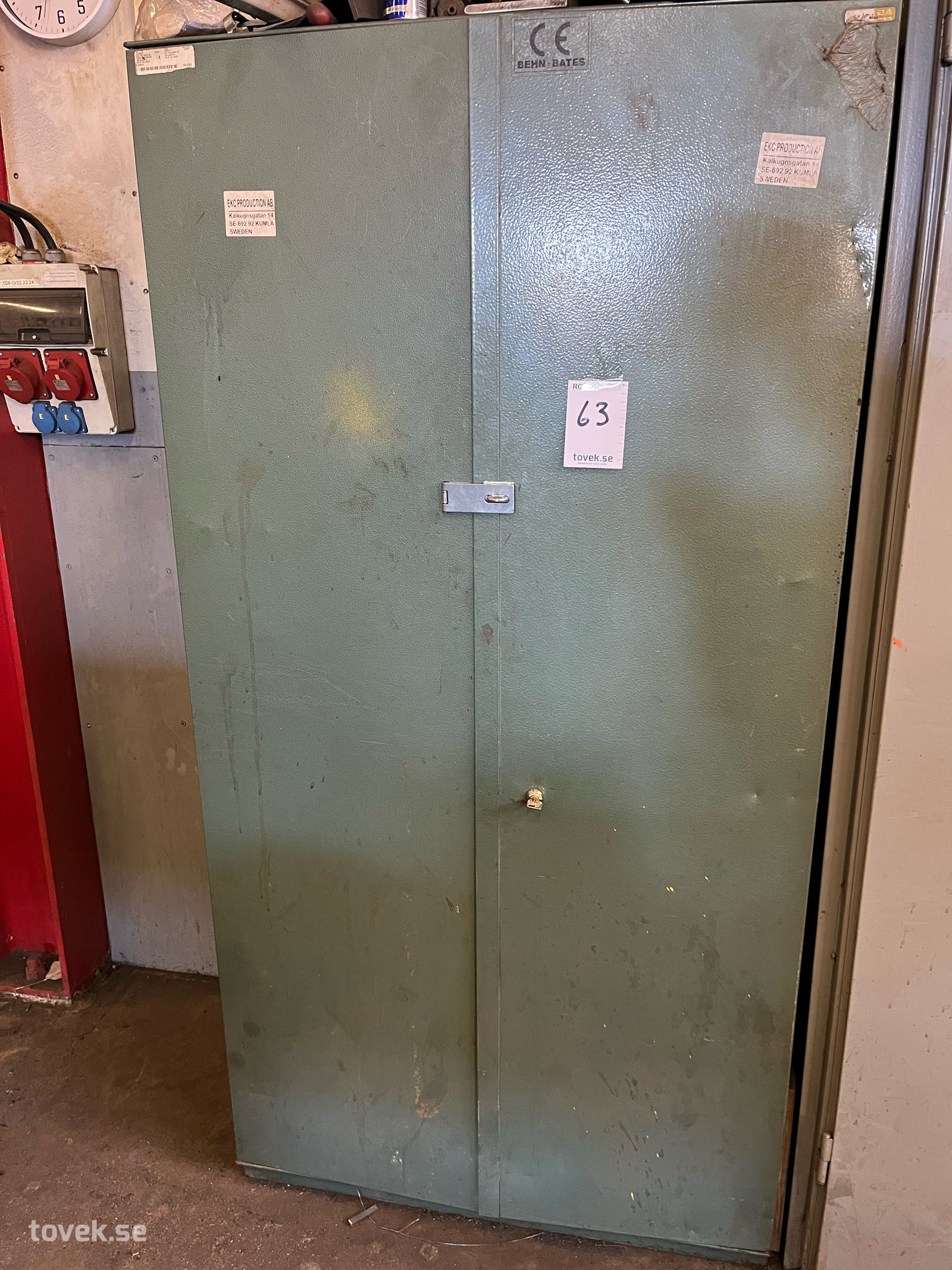 Plåtskåp med innehåll (63)
