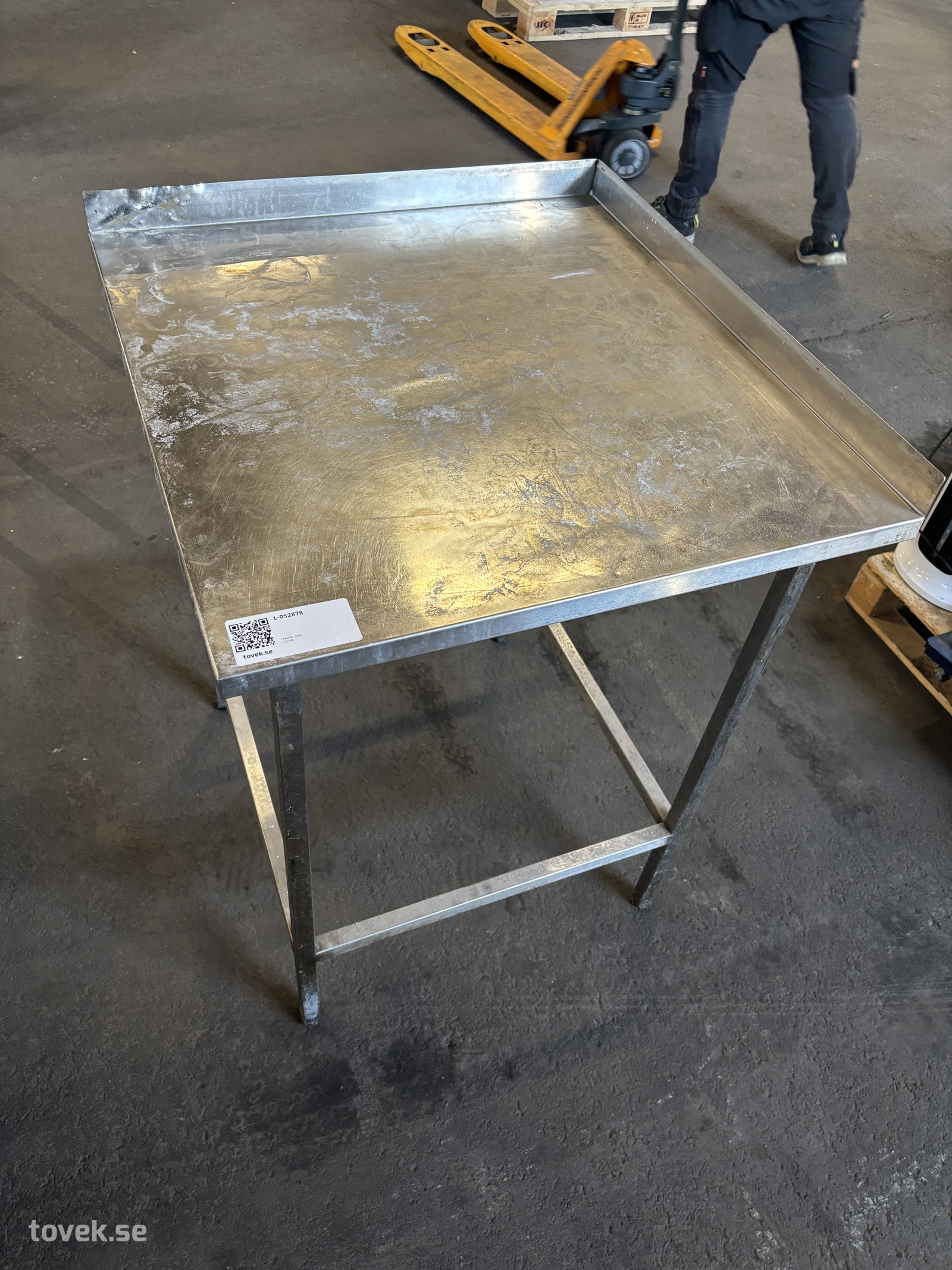 Rostfri bänk, ca 70x75cm på auktion i Ätran hos Toveks Auktioner