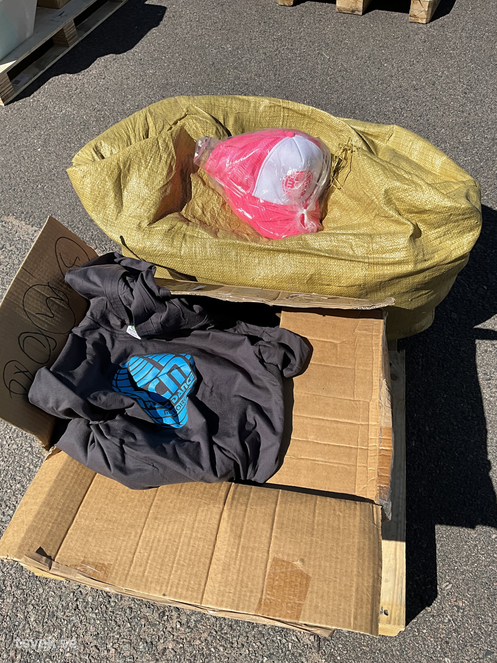 Kepsar, tröjor på auktion i Ätran hos Toveks Auktioner