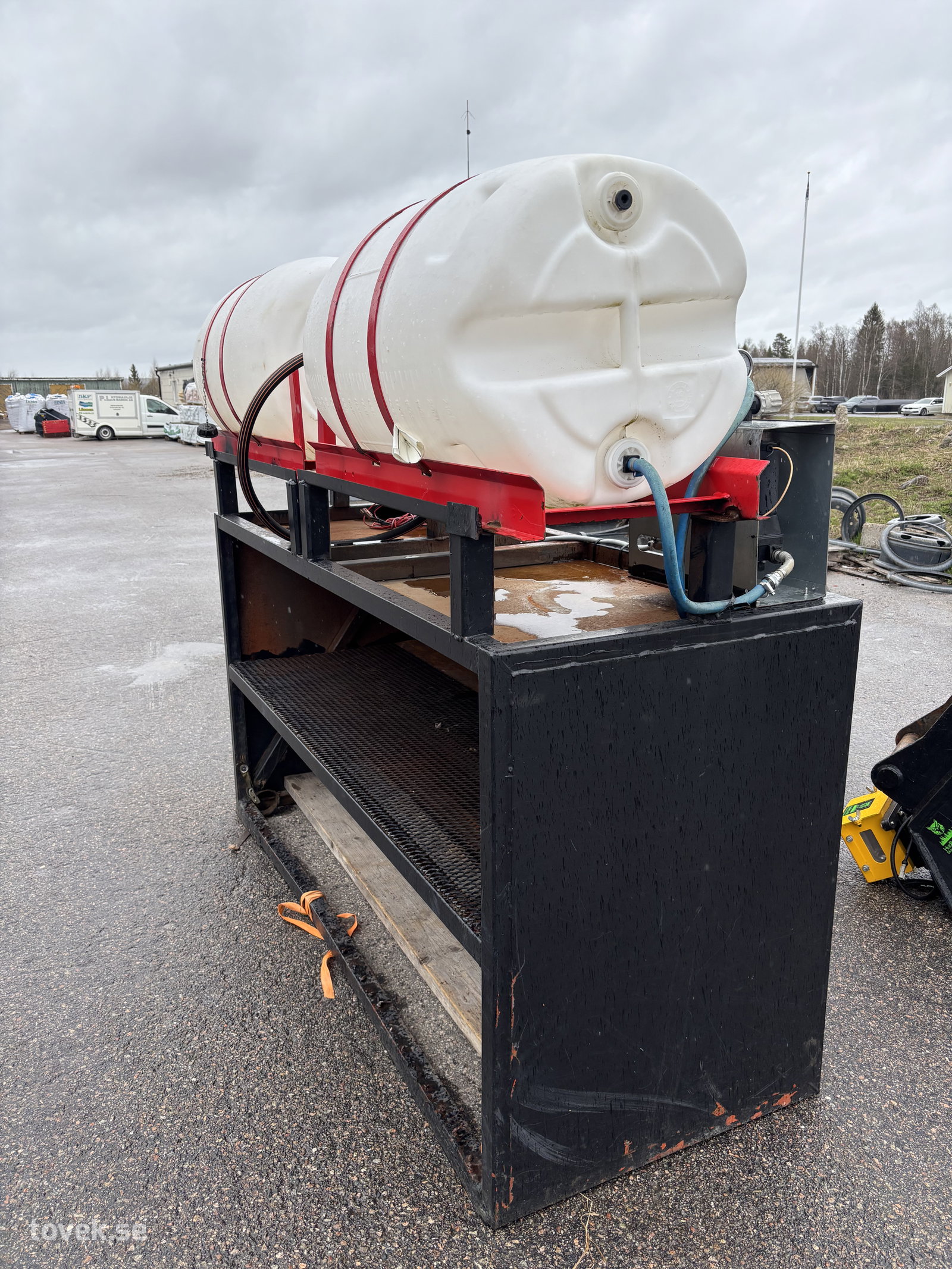 Transporthylla för plant med bevattning