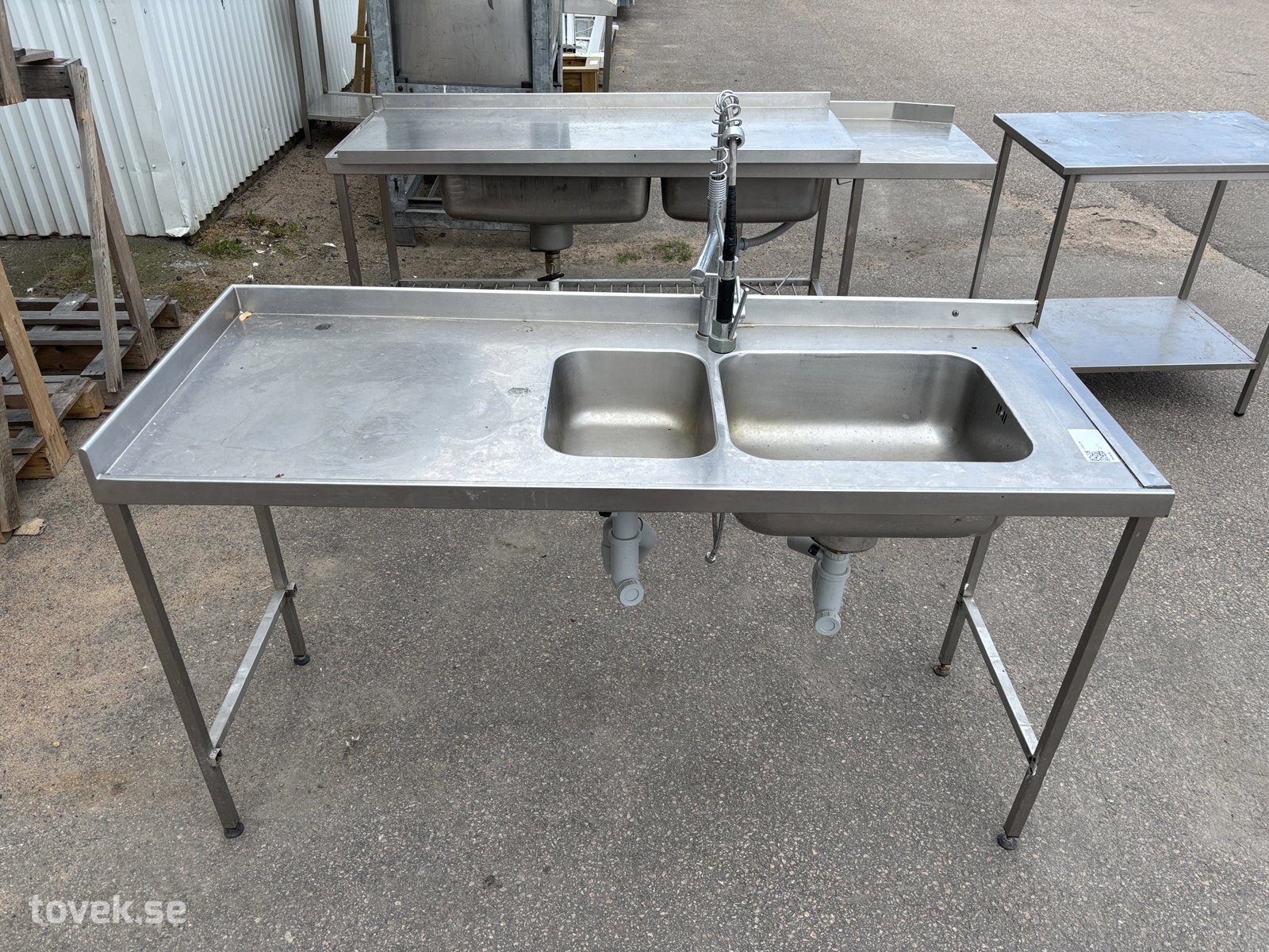 Diskbänk med blandare, ca 165x65cm på auktion i Ätran hos Toveks Auktioner