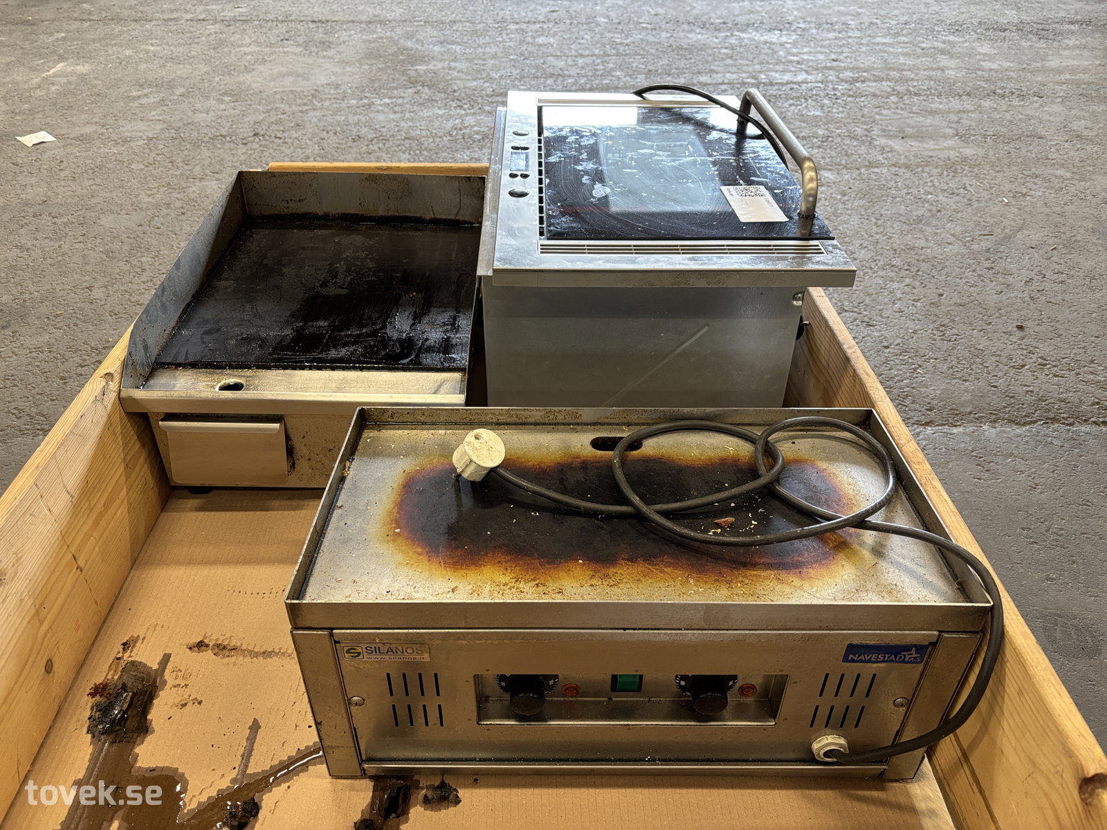 Mikrovågsugn och 2st stekbord på auktion i Ätran hos Toveks Auktioner