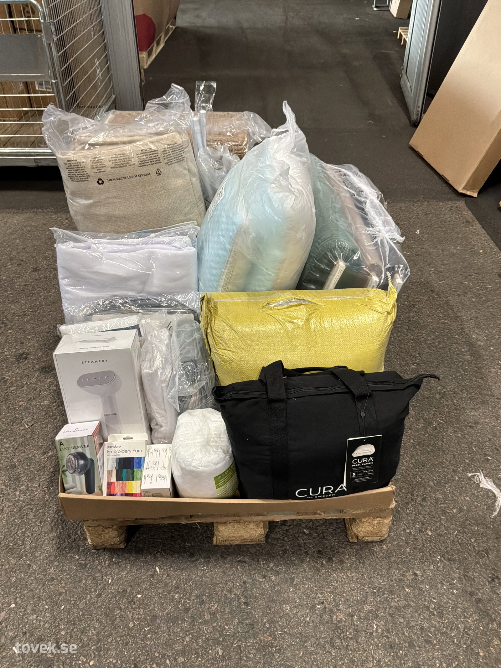 Hemtextilier, täcke, tyger, kuddar, m.m på auktion i Ätran hos Toveks Auktioner