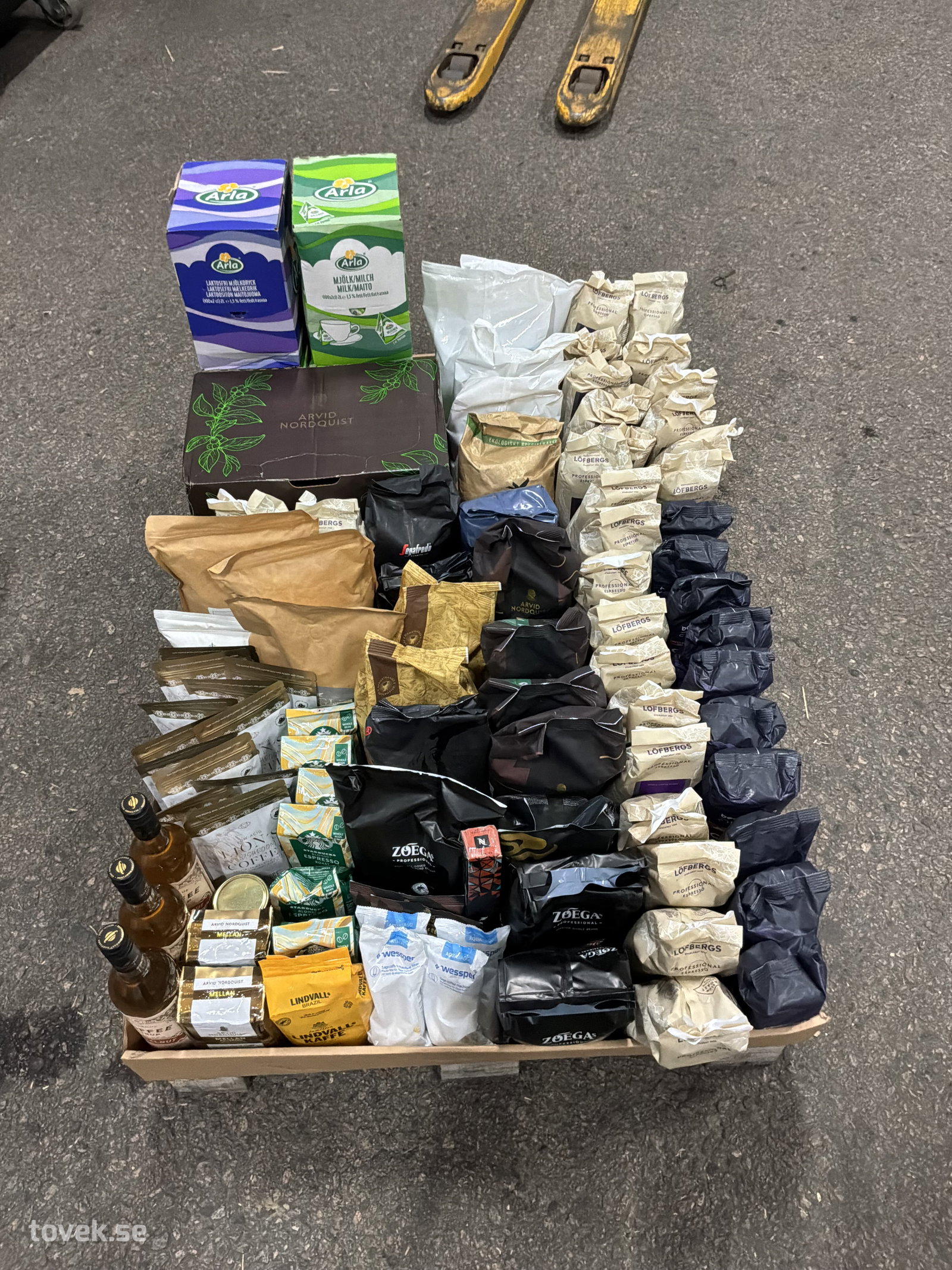 Kaffesirap, mjölk, kaffebönor och pulver, m.m på auktion i Ätran hos Toveks Auktioner