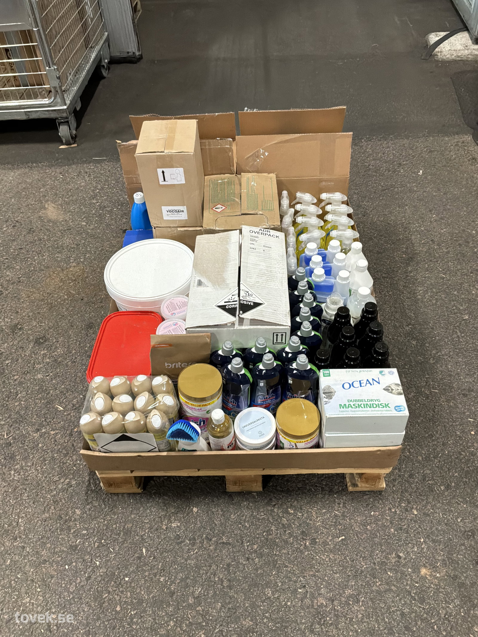 Rengöringsmedel, doftspray, tvättmedel, m.m på auktion i Ätran hos Toveks Auktioner