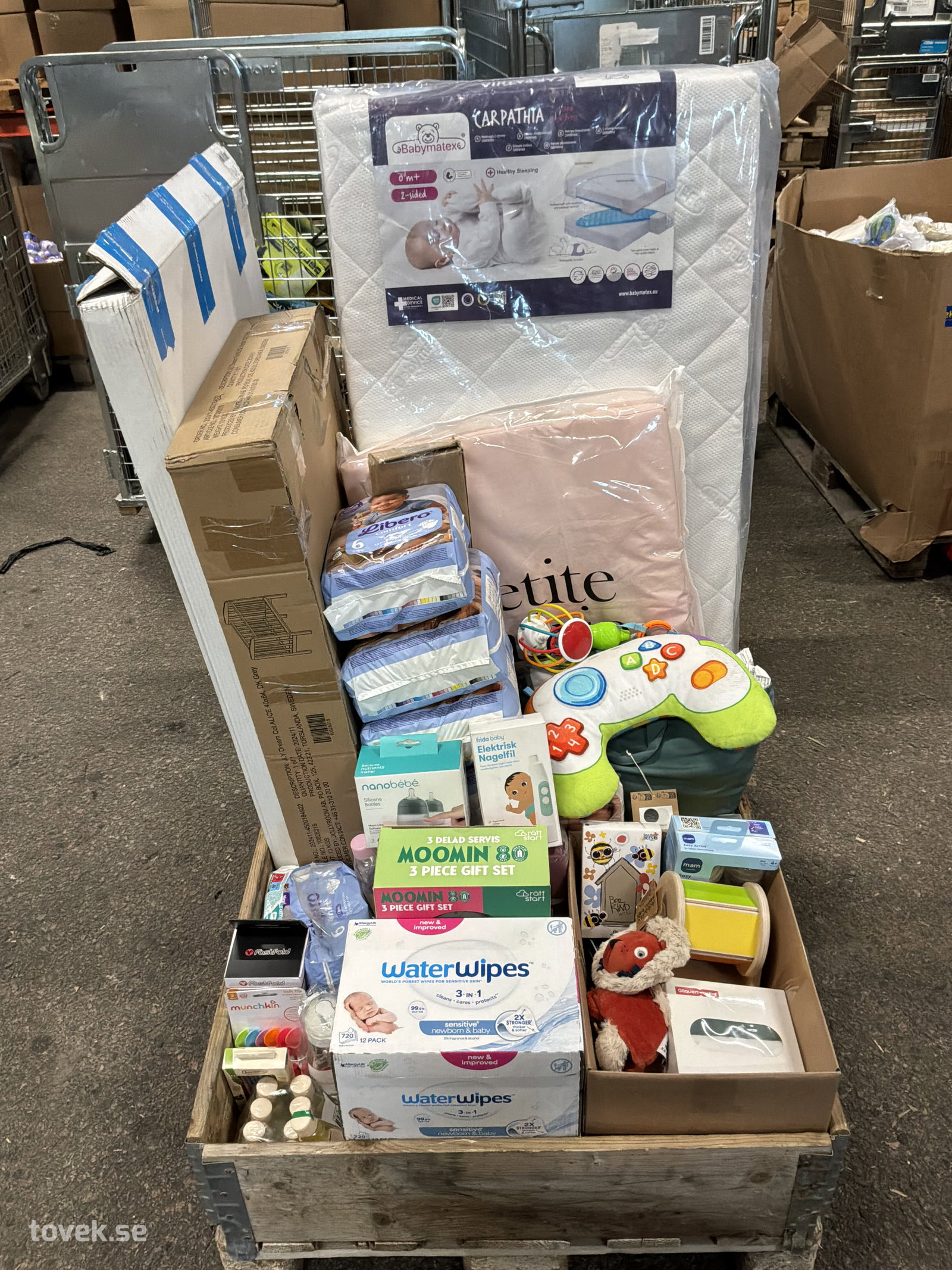 Babyartiklar, madrass, sidosäng, blöjor, skrinda, m.m på auktion i Ätran hos Toveks Auktioner