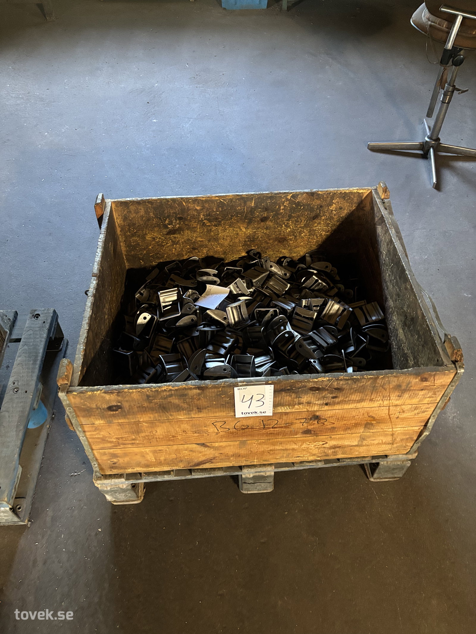 Halv pall med metalldelar, (rop 43)