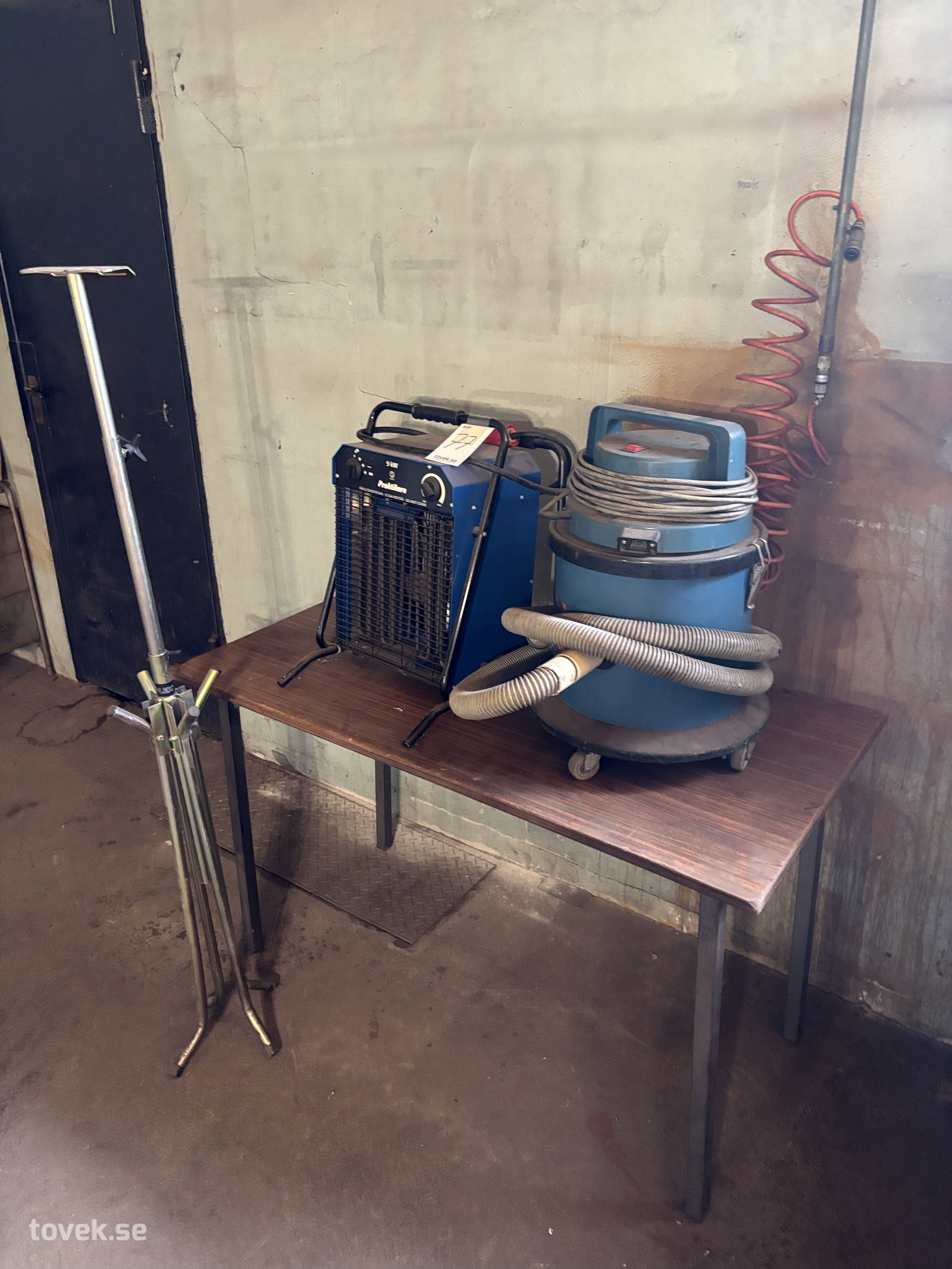Grovdammsugare, byggfläkt 9 KW, bord, stativ till lampa, (rop 77)