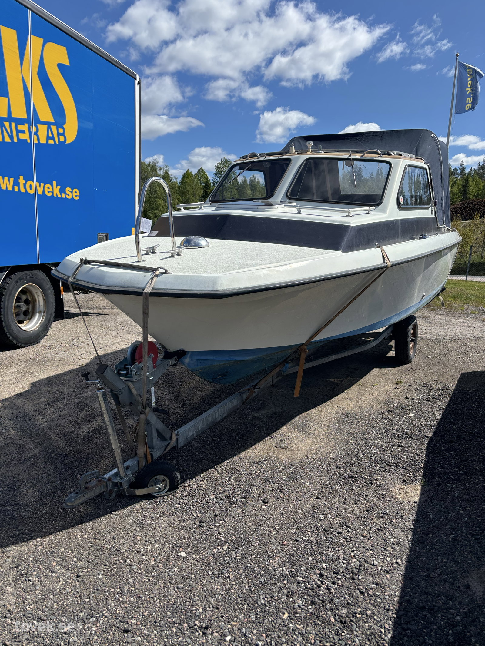 Båt Monark (mer info kommer inom kort) på auktion i Gnarp hos Toveks Auktioner