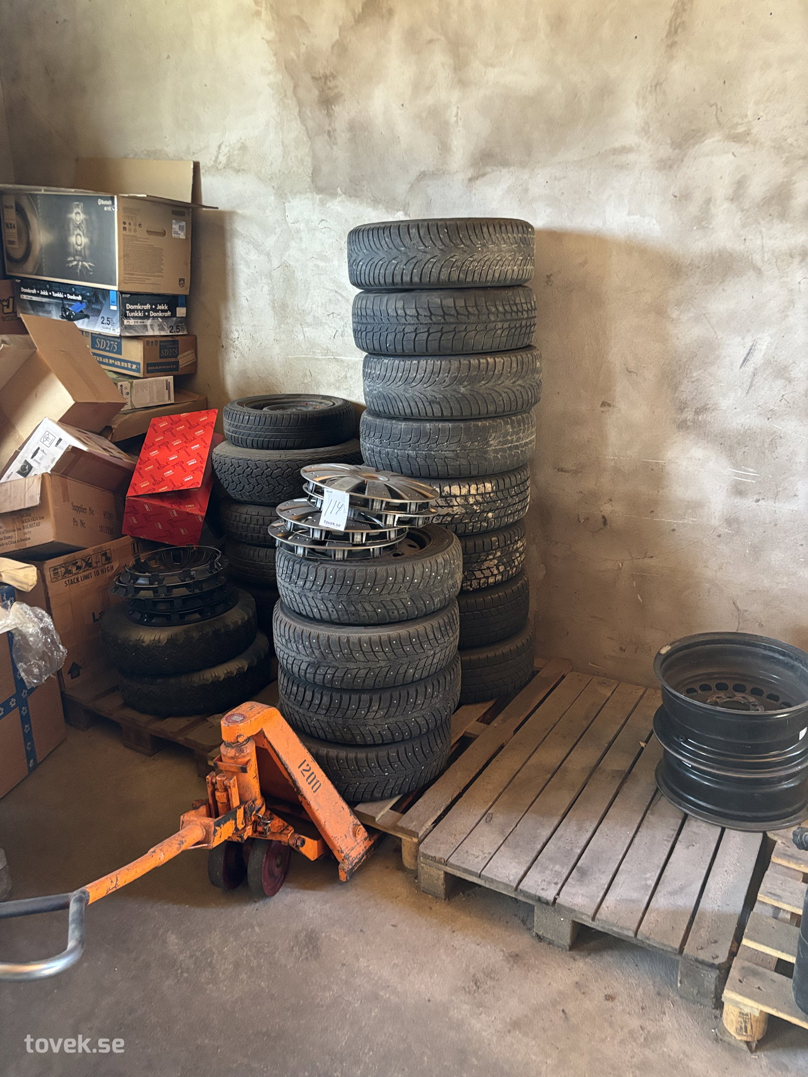 Däck på fälg samt handtruck defekt, (rop 114)
