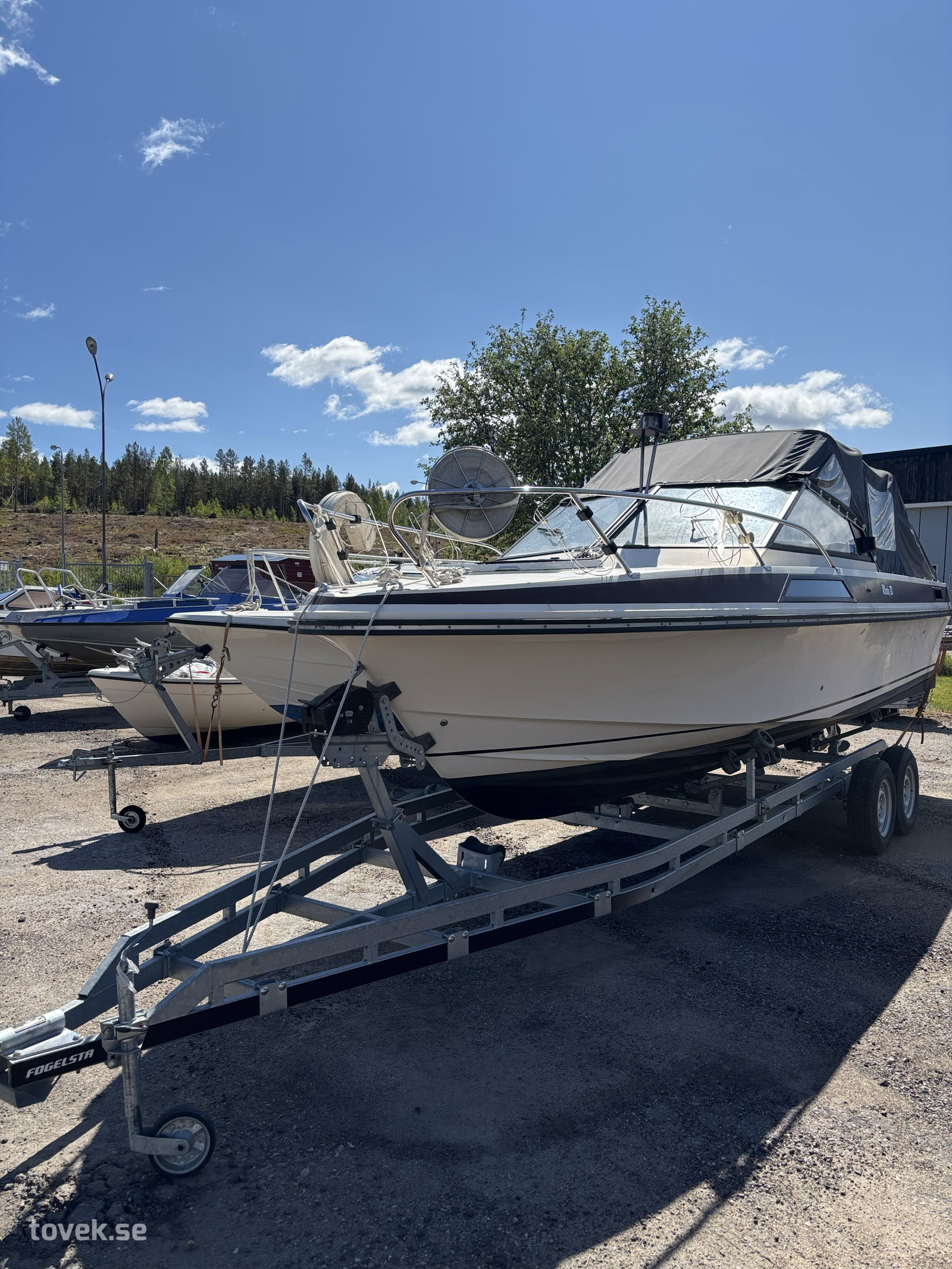 Båt Windy 23 på auktion i Gnarp hos Toveks Auktioner