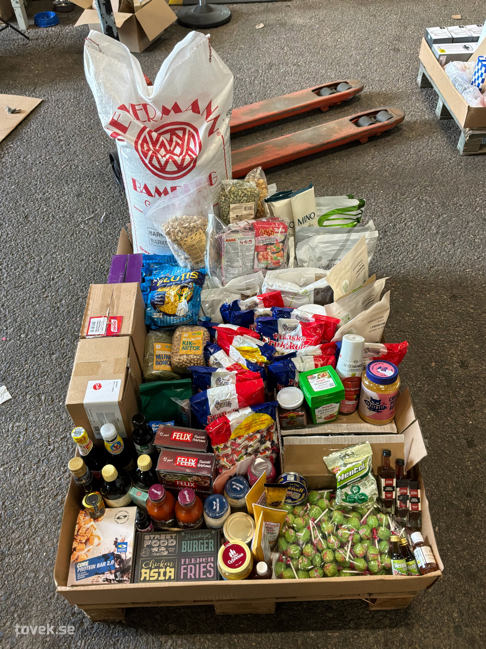 Torrvaror, pasta, godis, hampafrön, m.m på auktion i Ätran hos Toveks Auktioner