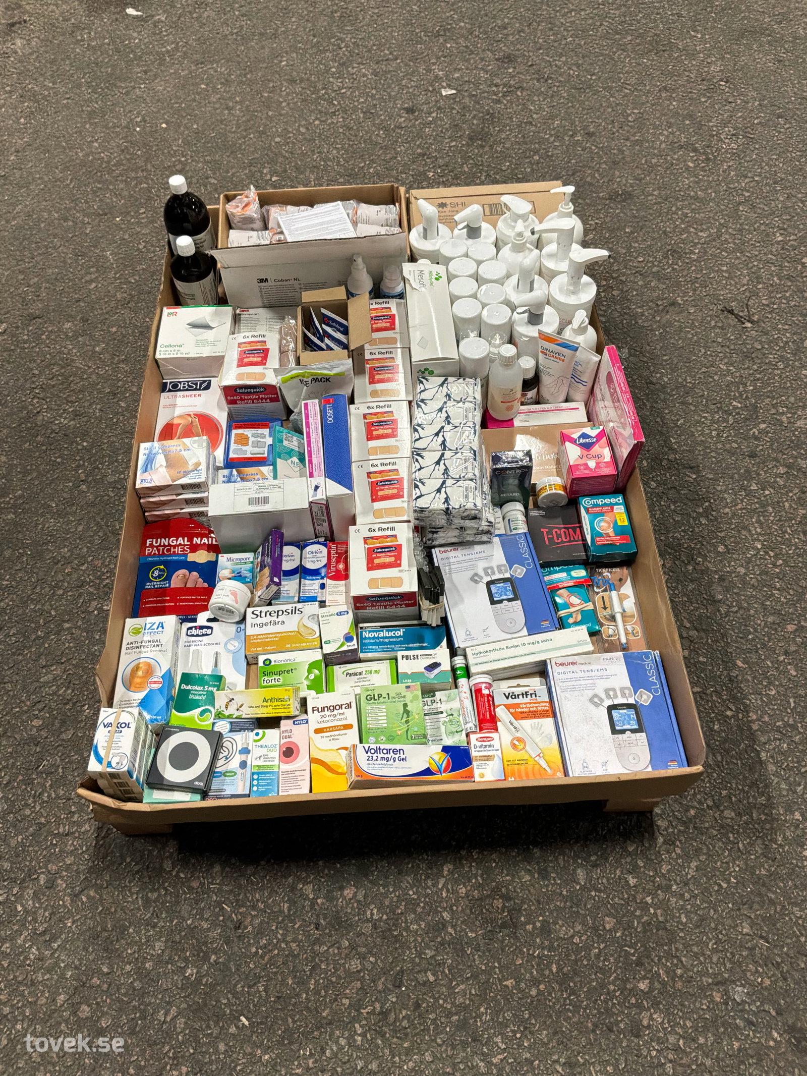 Hemma-apotek, plåster, krämer, mediciner m.m på auktion i Ätran hos Toveks Auktioner