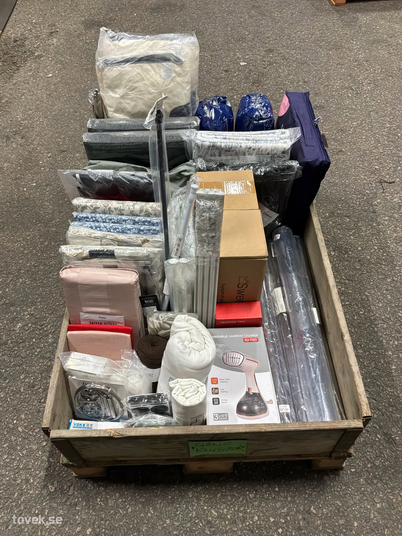 Hemtextilier, klädångare, sängkläder, m.m på auktion i Ätran hos Toveks Auktioner