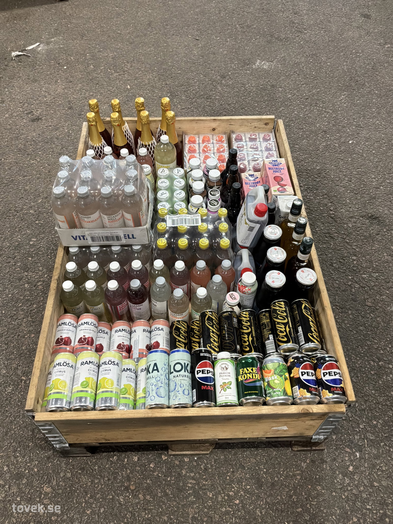 Diverse drycker och läsk på auktion i Ätran hos Toveks Auktioner