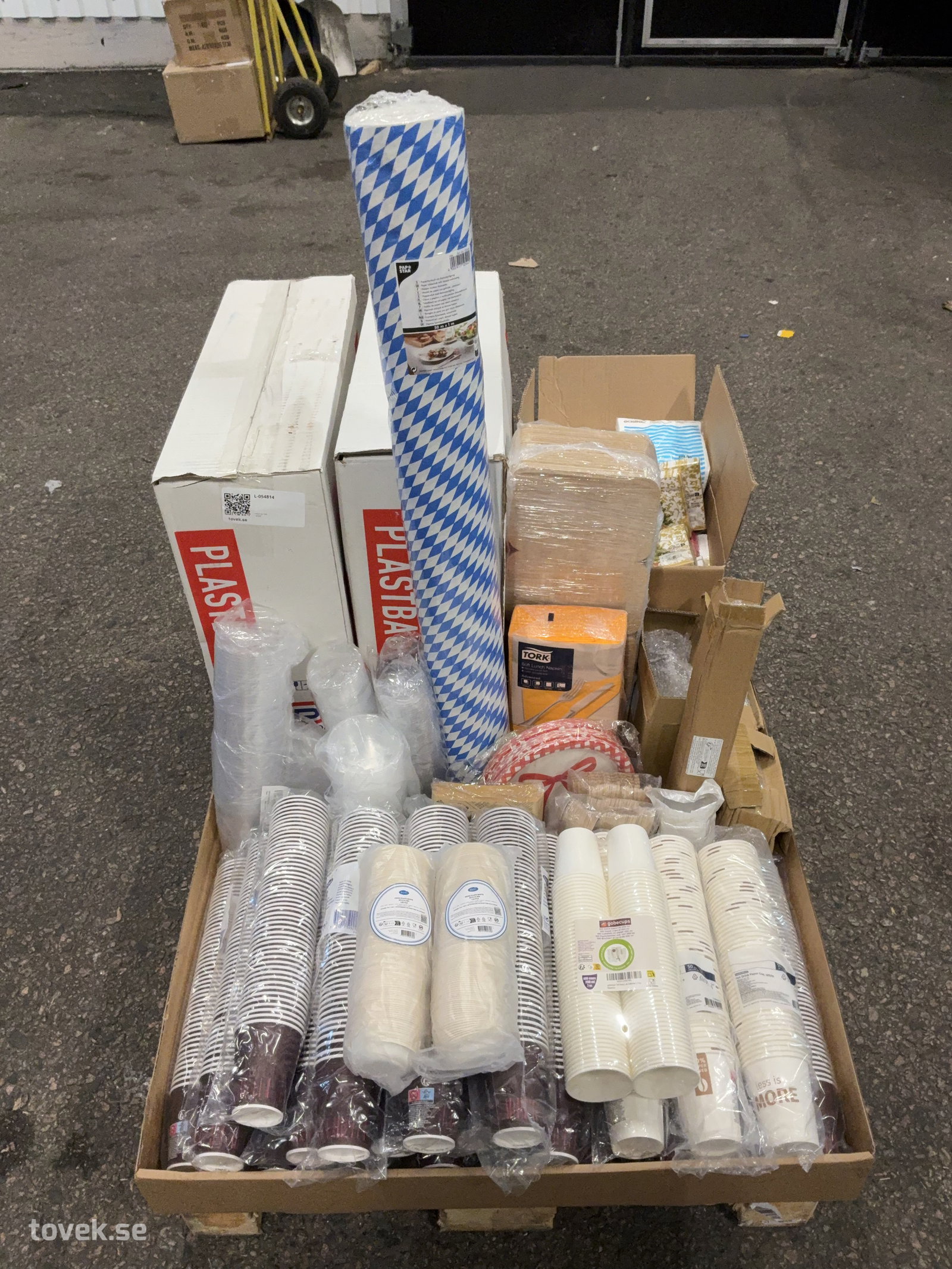 Engångsmaterial, plastbägare, pappersmuggar, servetter, m.m på auktion i Ätran hos Toveks Auktioner