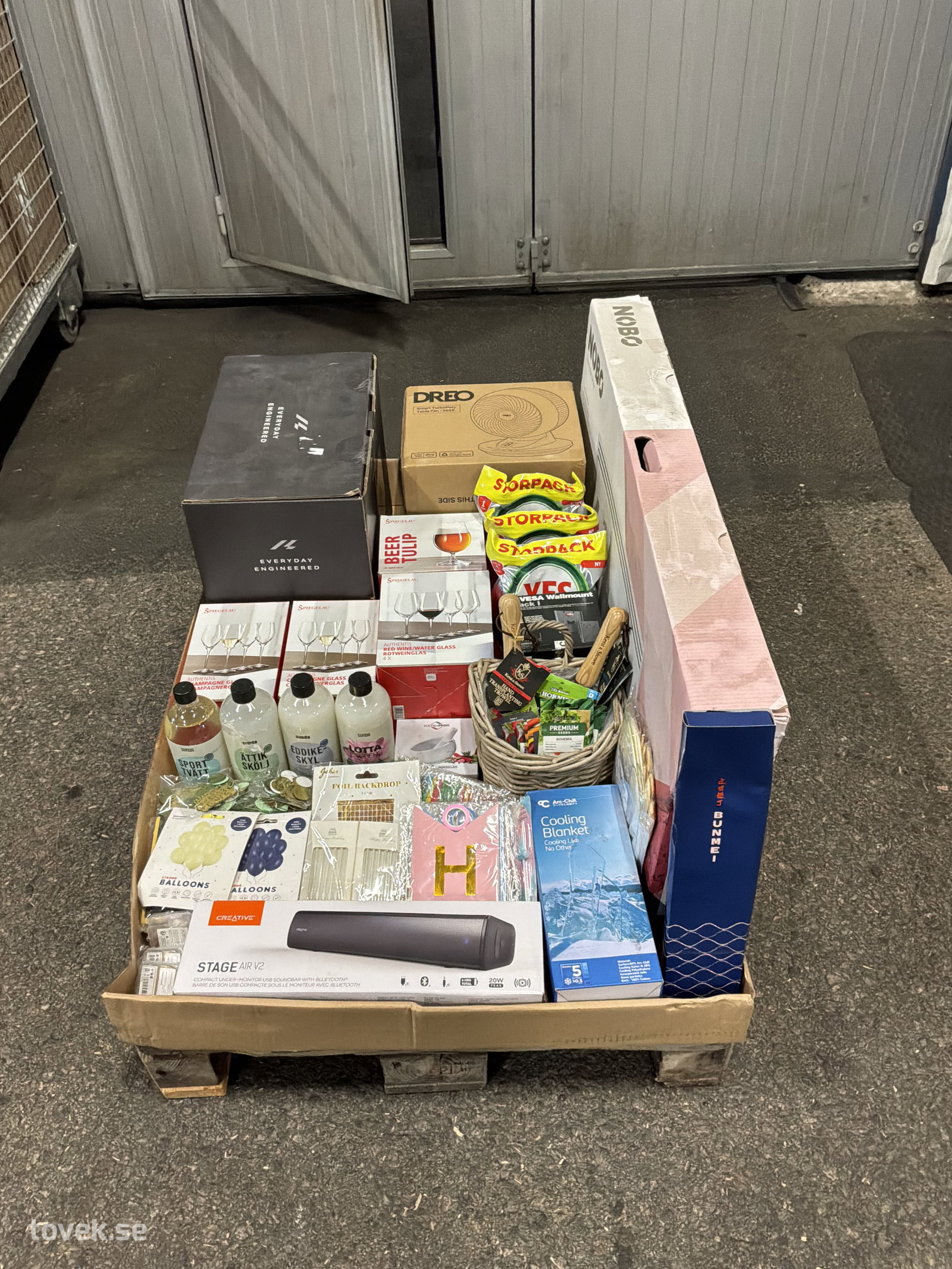 Airfryer, ballonger, bordsfläkt, diskmaskinstabletter, m.m på auktion i Ätran hos Toveks Auktioner