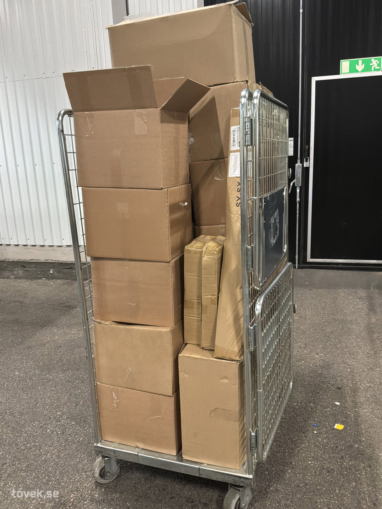 Fynd, osorterat från logistikföretag, ca 27 lådor blandat gods. Bur ingår EJ på auktion i Ätran hos Toveks Auktioner
