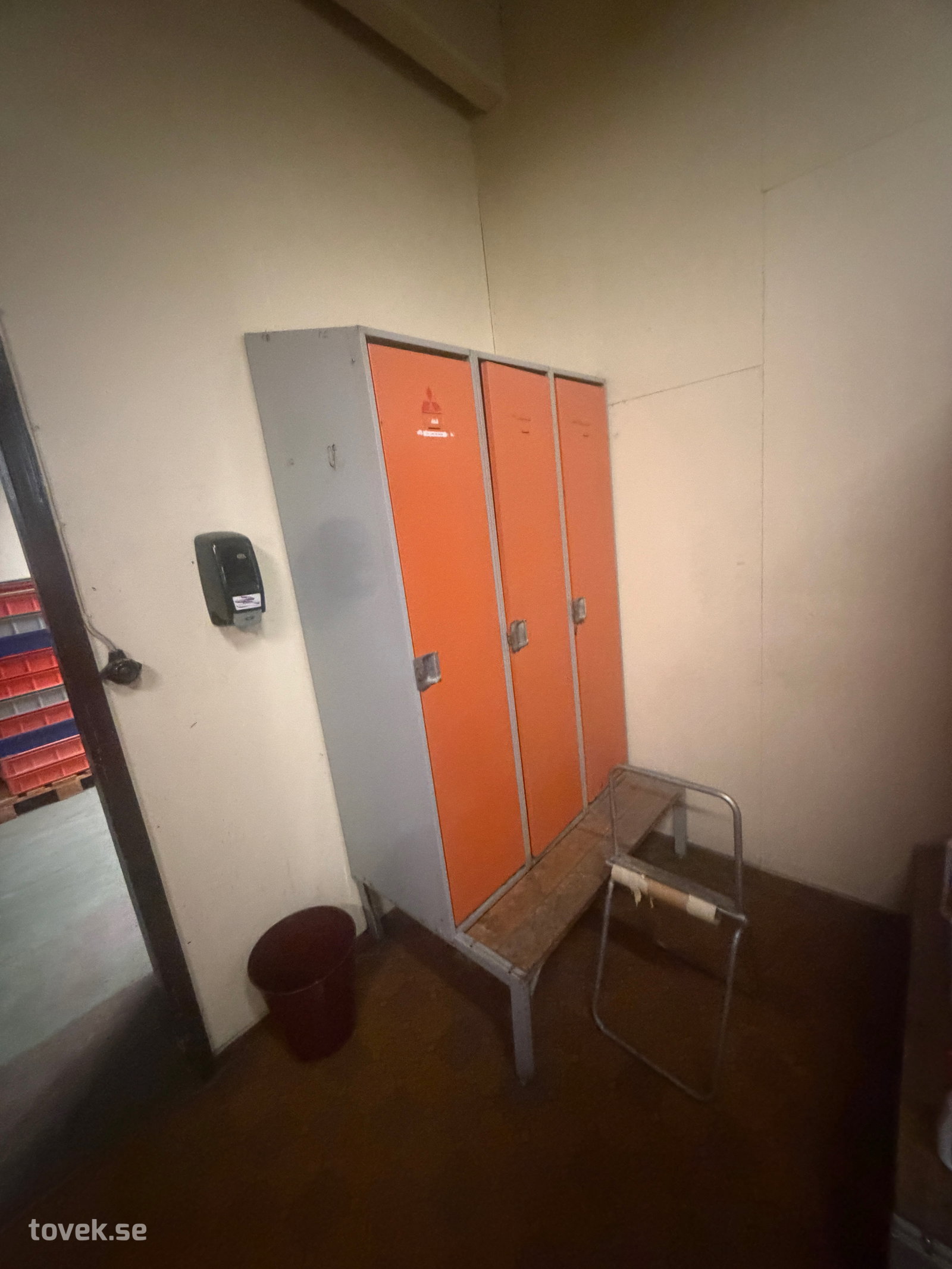 Klädskåp 18 dörrar 