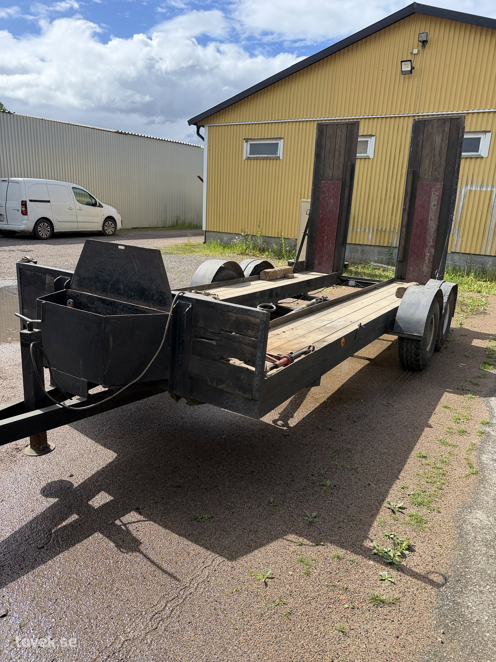 Maskinsläp, längd inv ca 4500, Bredd på banorna är  550mm. bredd 1850mm totalt ytterkant -ytterkant. 