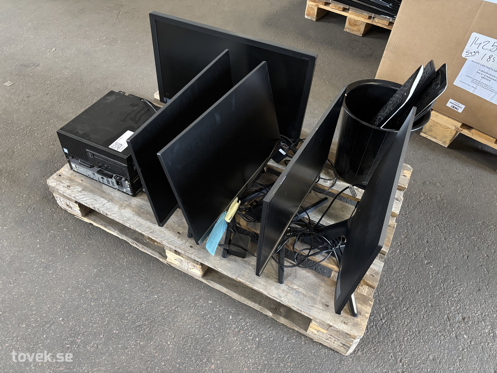 Datorer 2 st, Dell OptiPlex 3070, monitorer 5 st, Samsung & AOC & tillbehör på auktion i Ätran hos Toveks Auktioner