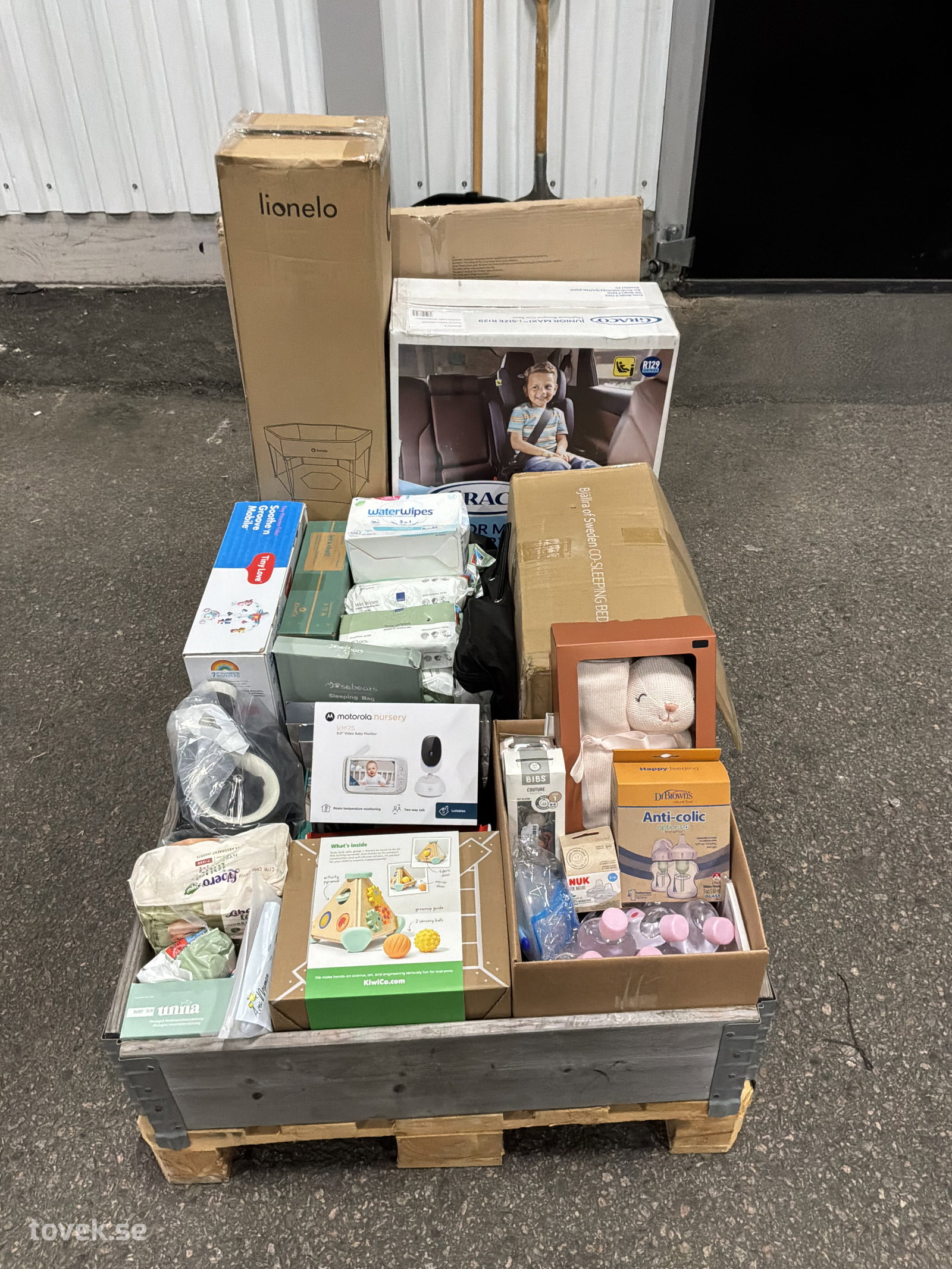 Babyartiklar, våtservetter, säkerhetsgrind, babyvakt, m.m på auktion i Ätran hos Toveks Auktioner