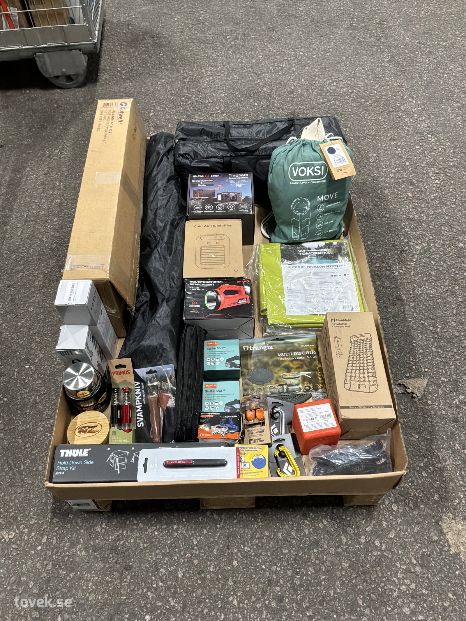 Camping och friluftsliv, sovsäck, stol, pannlampa, vattenflaskor, m.m på auktion i Ätran hos Toveks Auktioner