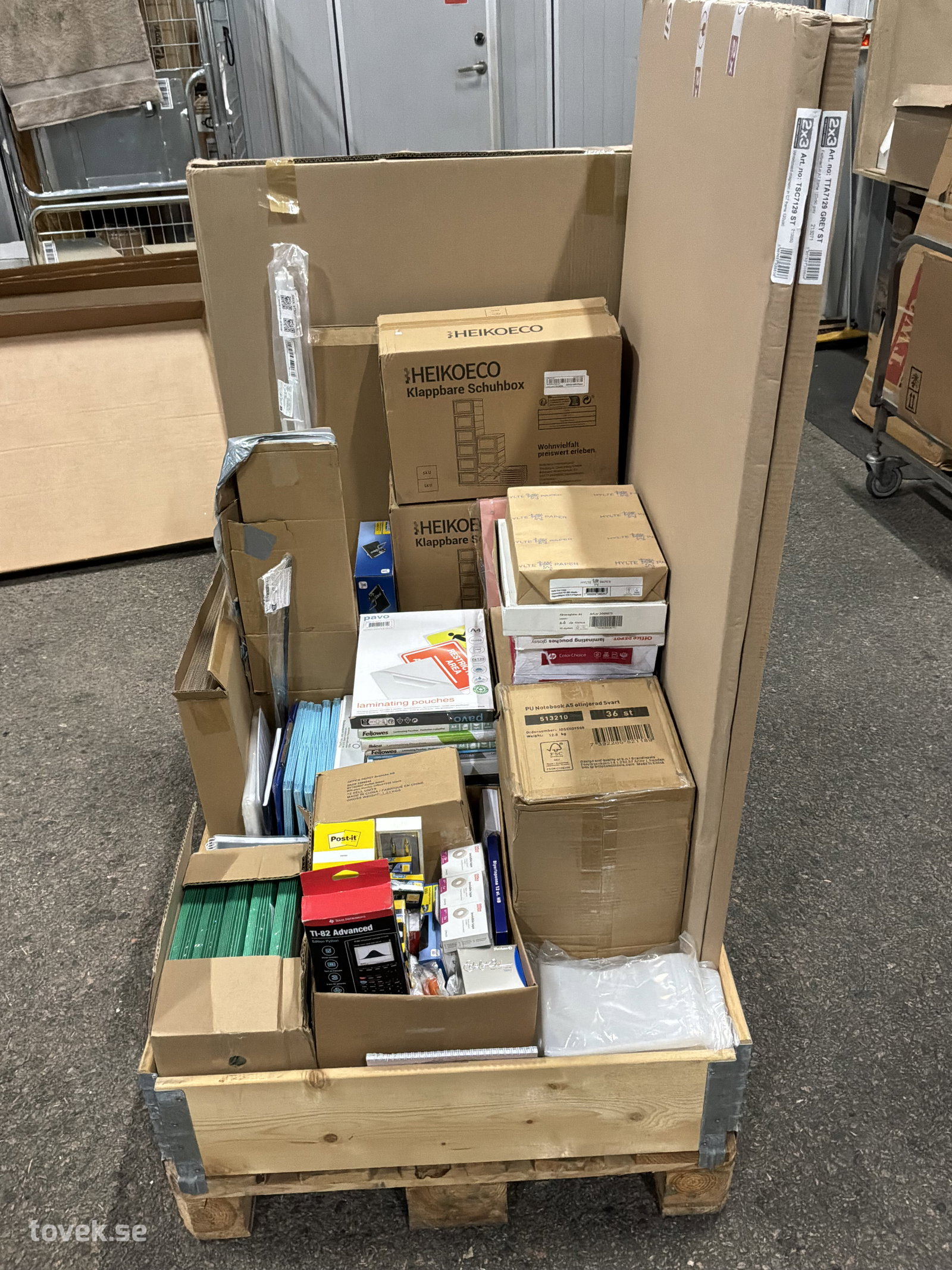 Kontorsmaterial, whiteboard, blädderblocksställ, kopieringspapper, m.m på auktion i Ätran hos Toveks Auktioner