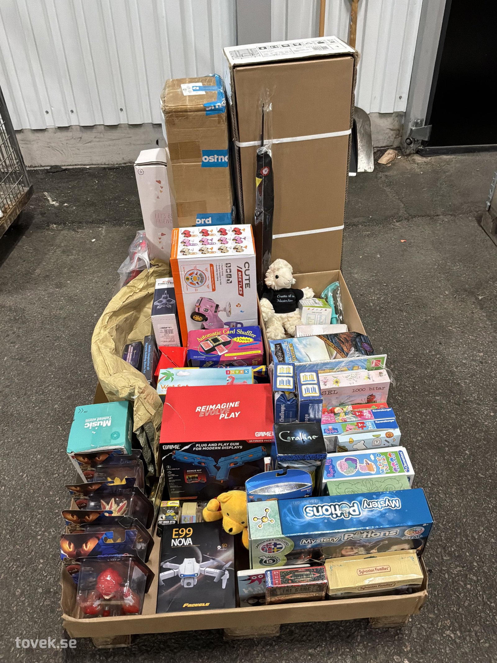 Leksaker, trampolin med säkerhetsnät, pussel, sparkbil, m.m på auktion i Ätran hos Toveks Auktioner