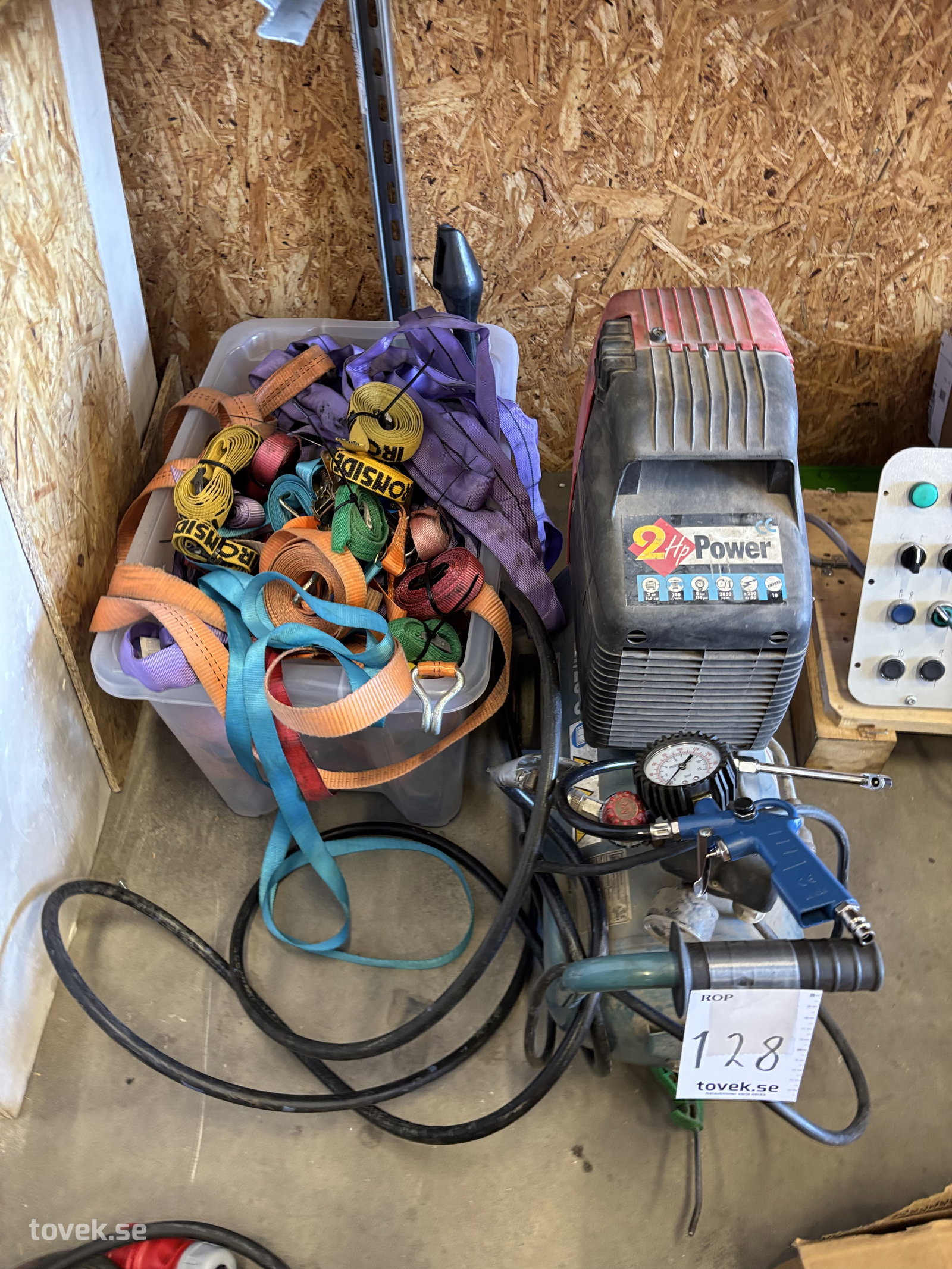Kompressor KGK 2 hp samt en låda band 