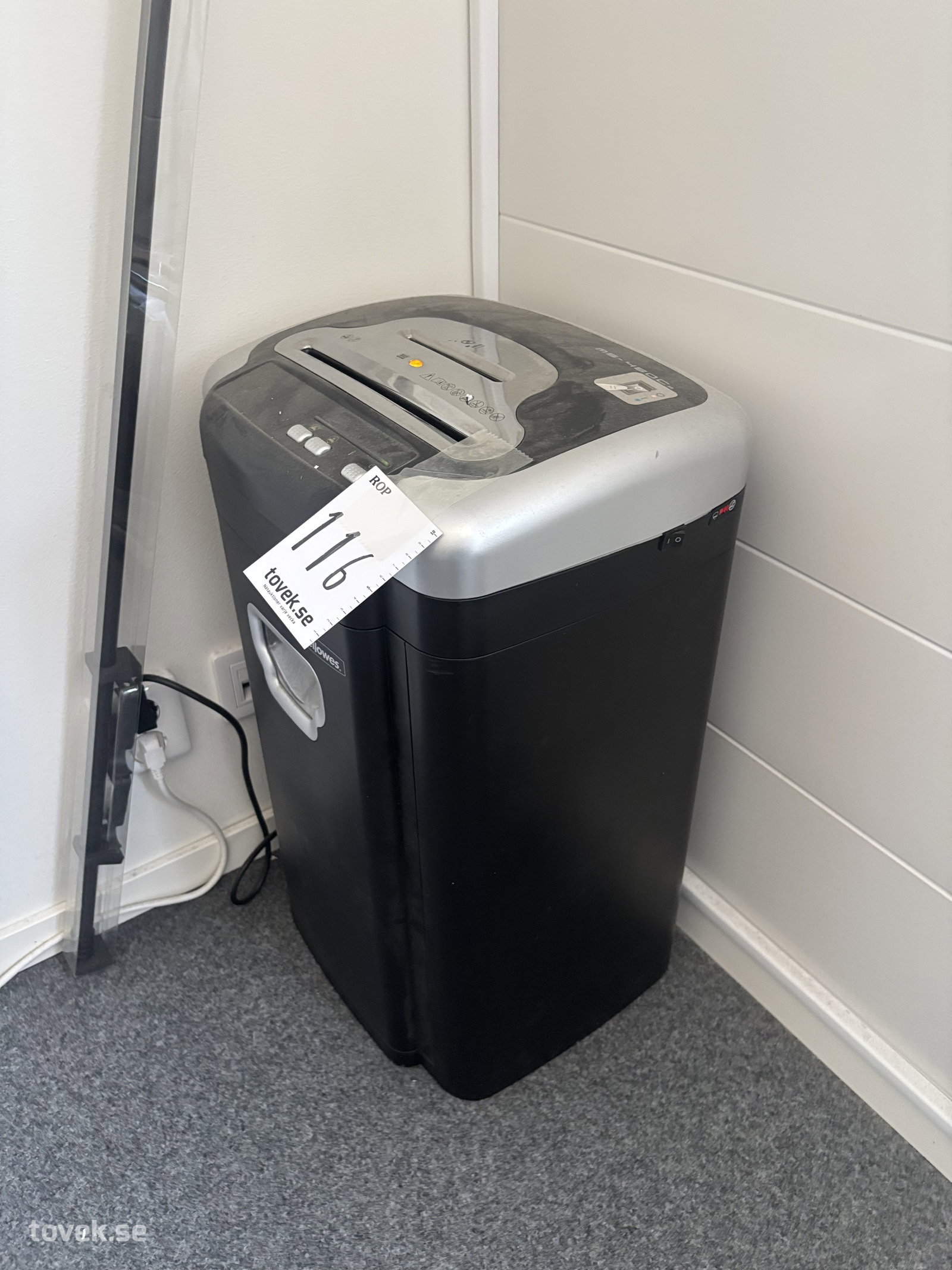 Dokumentförstörare samt monitor 