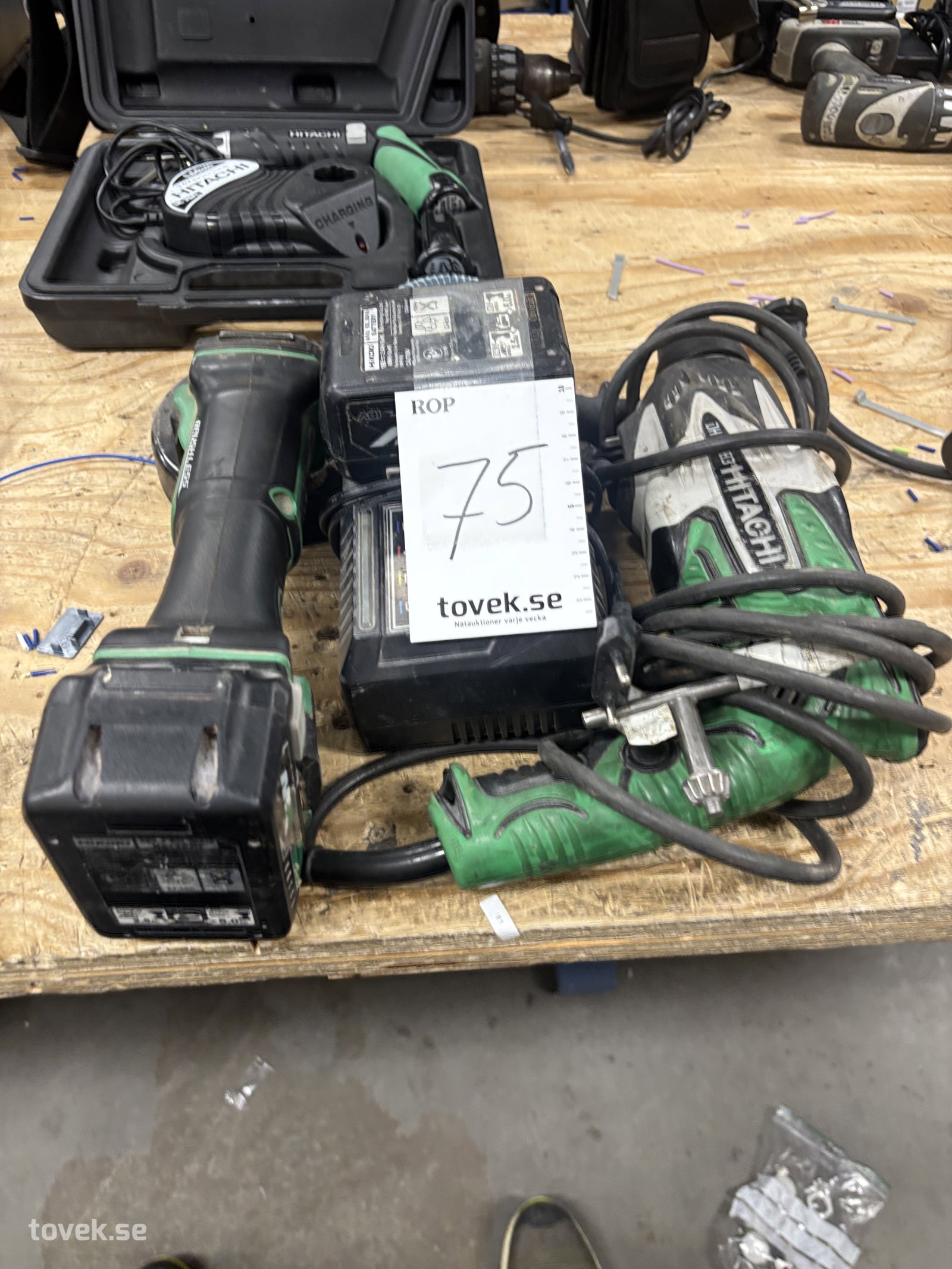 Vinkelslip Hikoki med 2 batteri och laddare samt en kabeldriven slagborrmaskin 