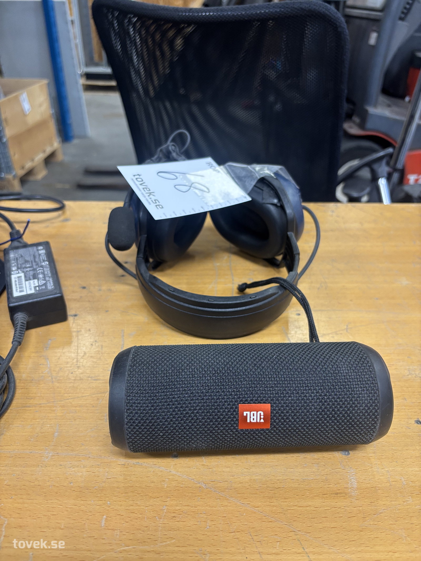 Kåpa med högtalare och mic helberg samt bluetooth högtalare 