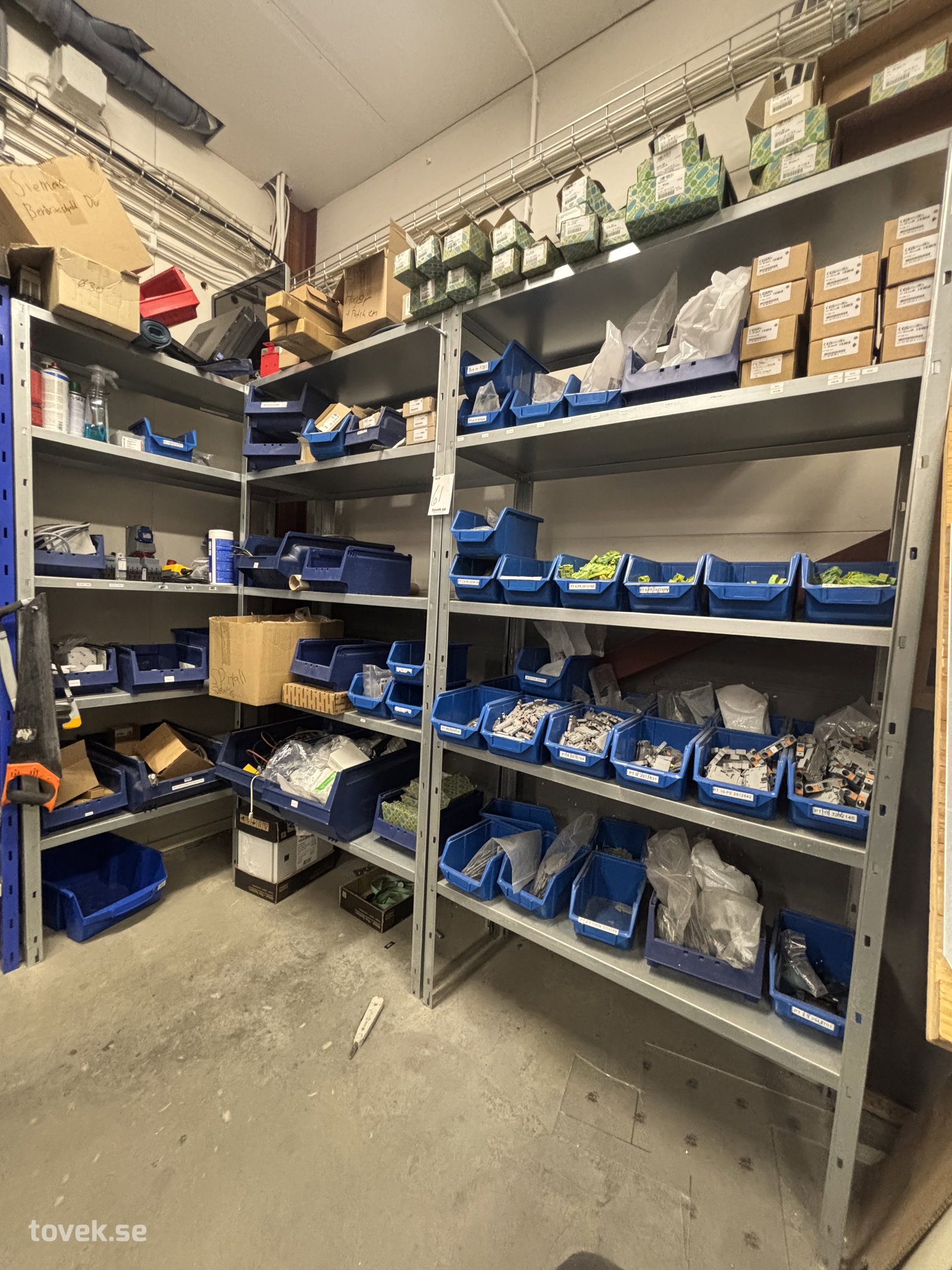 Hyllor 3 st med diverse installationsmaterial enligt bilder 