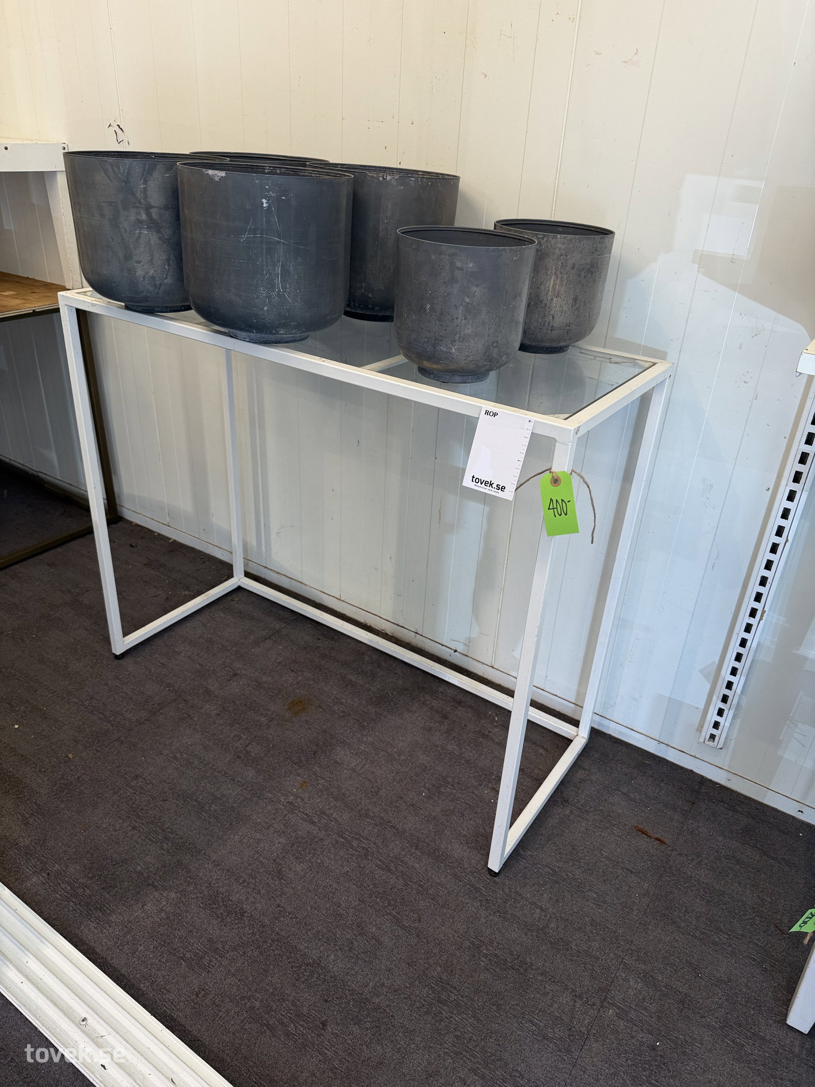 Konsolbord och plåtkrukor