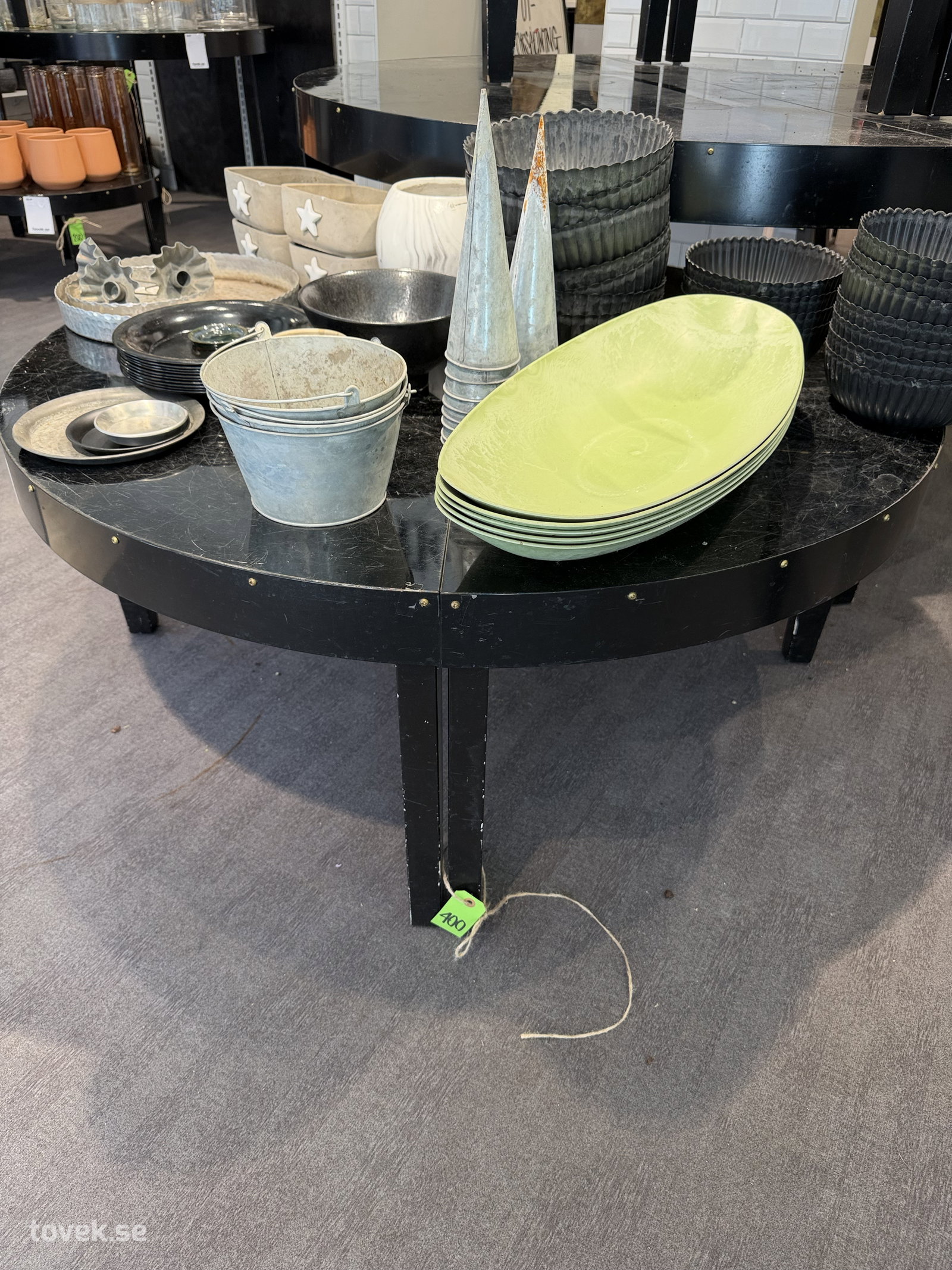 Halvmånebord, fat, krukor m.m.