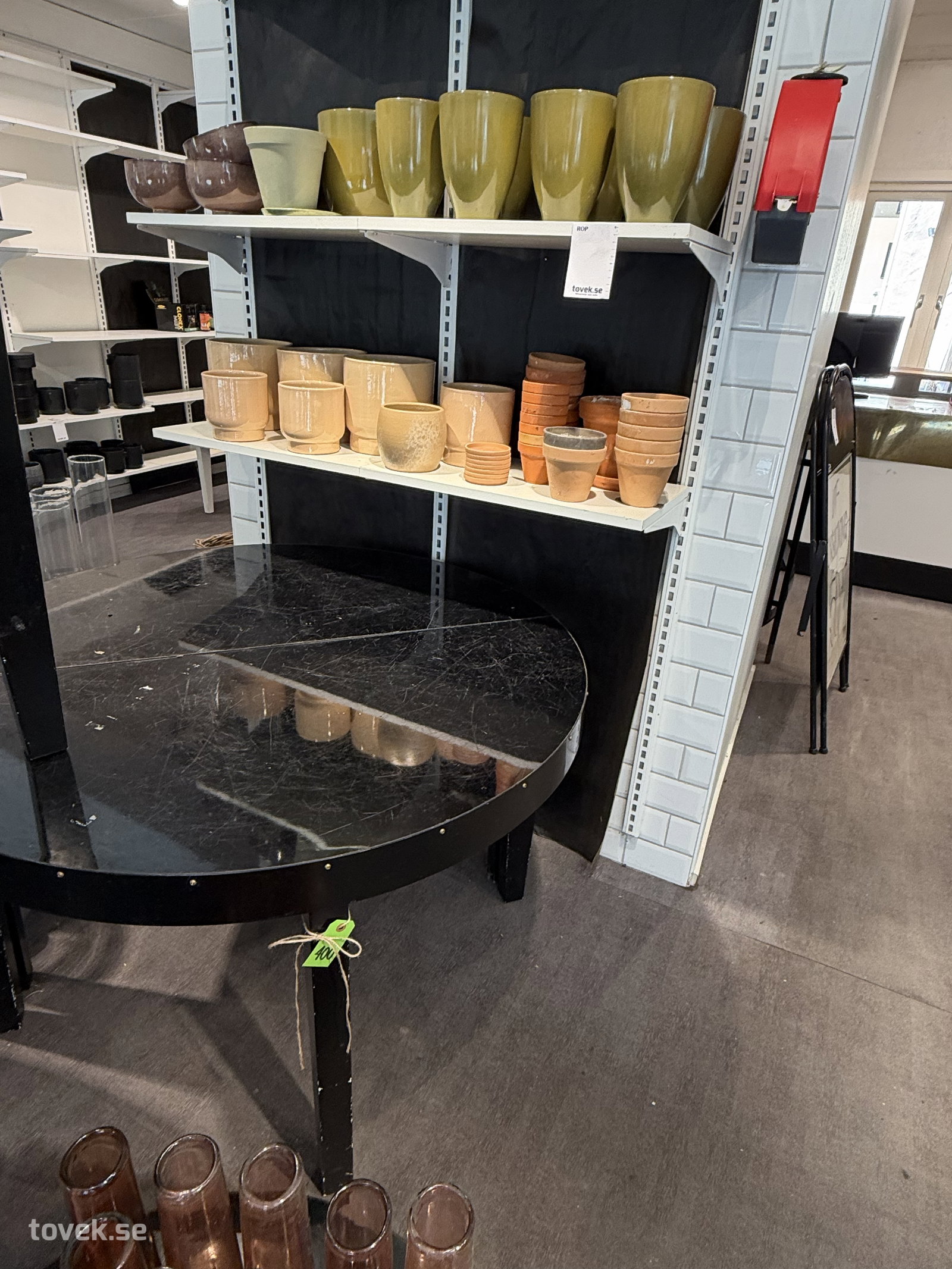 Krukor inkl hyllsystem och 2 st halvmånebord