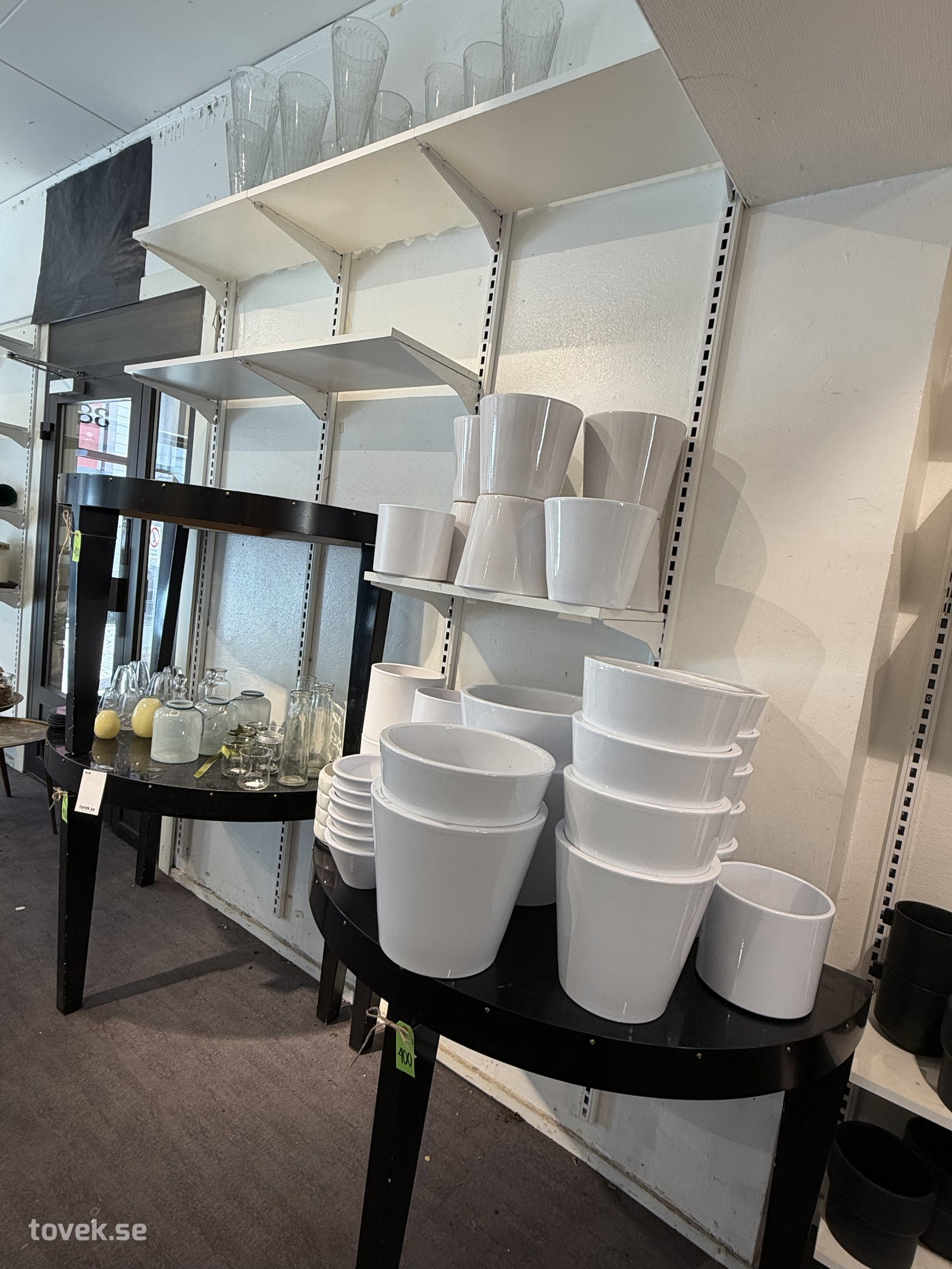 Krukor, halvmånebord m.m. inkl hyllsystem