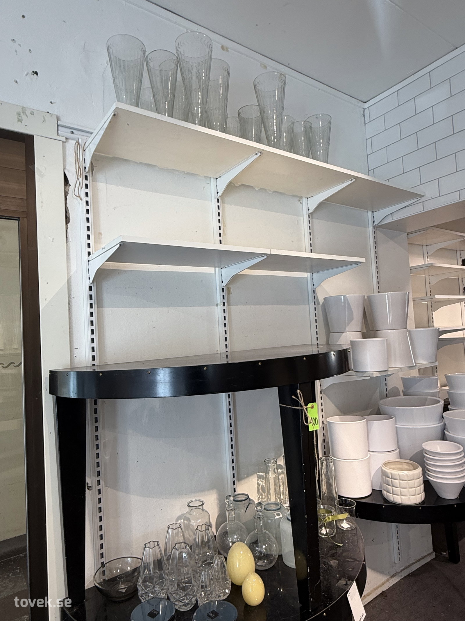 Krukor, halvmånebord m.m. inkl hyllsystem