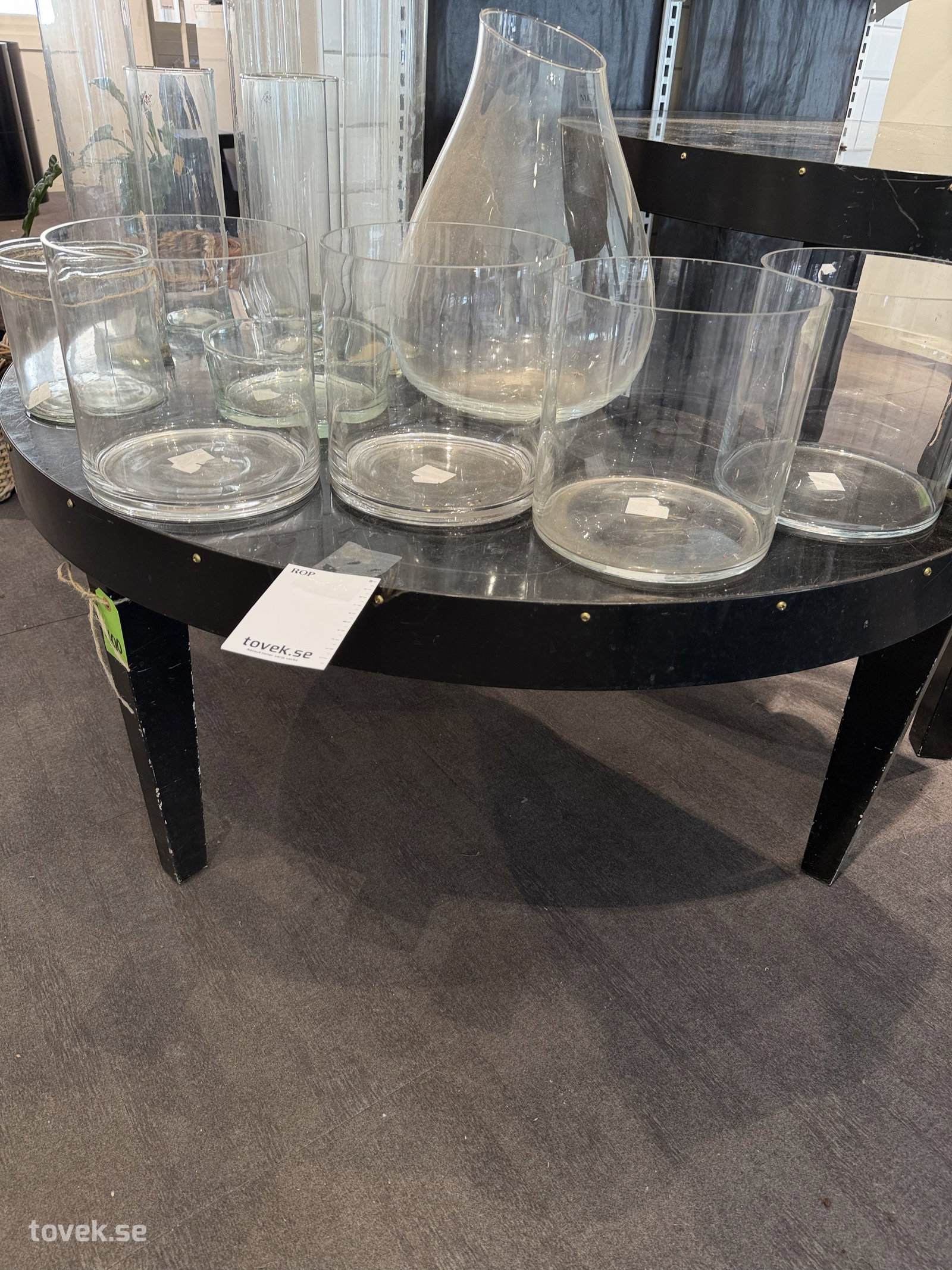 Glasvaser, halvmånebord
