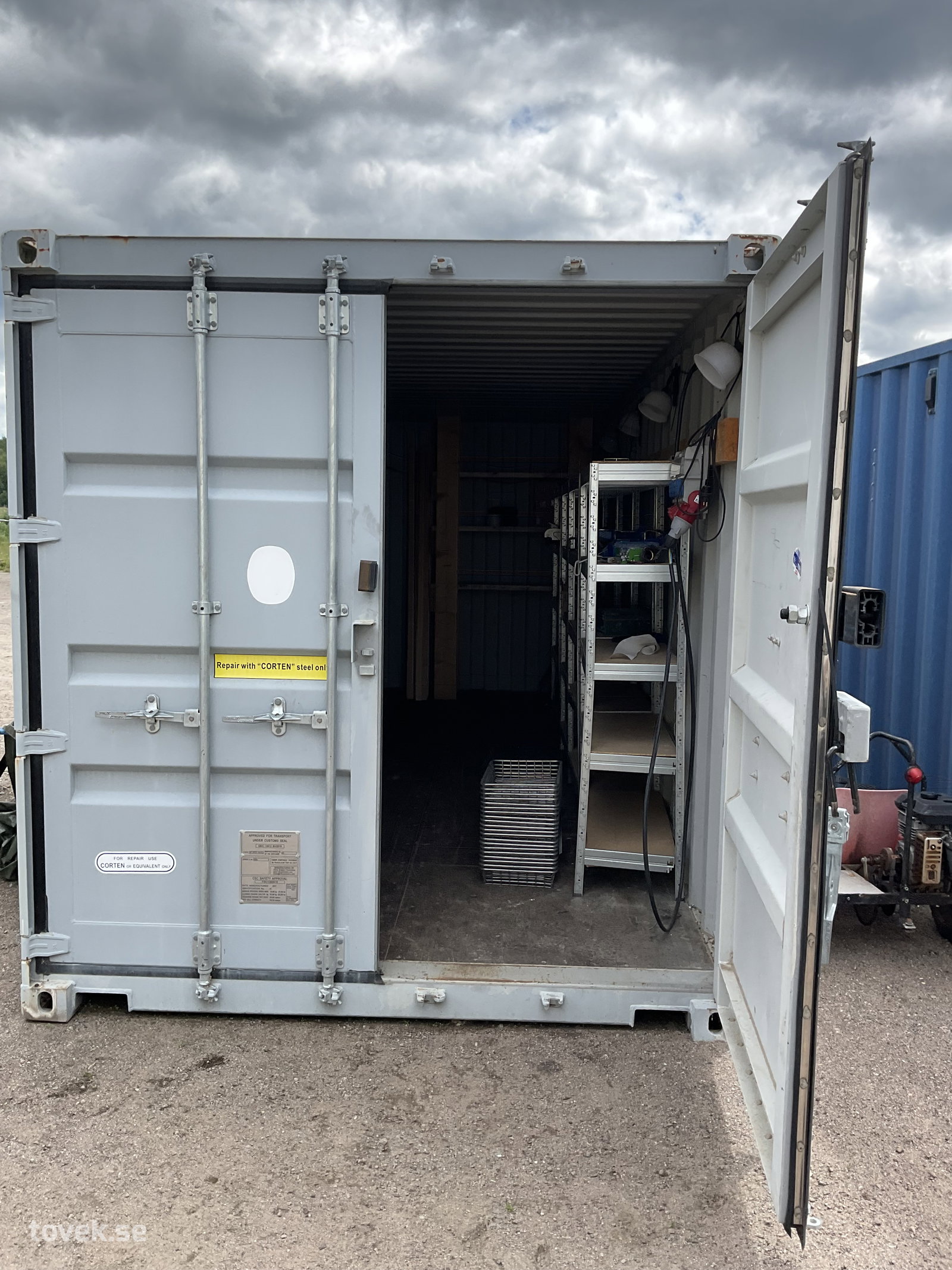 Container grå 20 fot, inkl innehåll