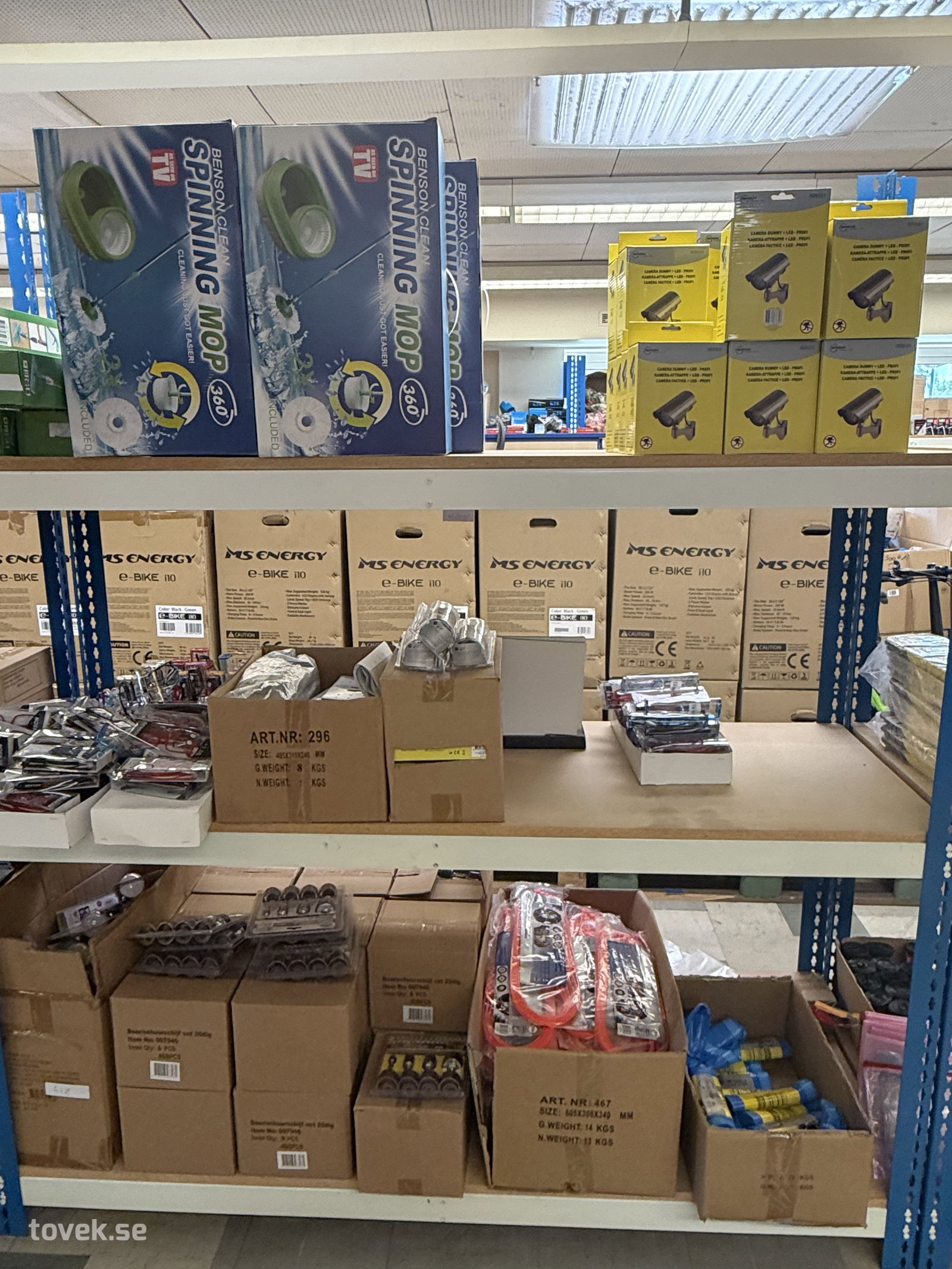 Läsglasögon, kameratrapper, parti slipsatser m.m., inkl. plåthylla 