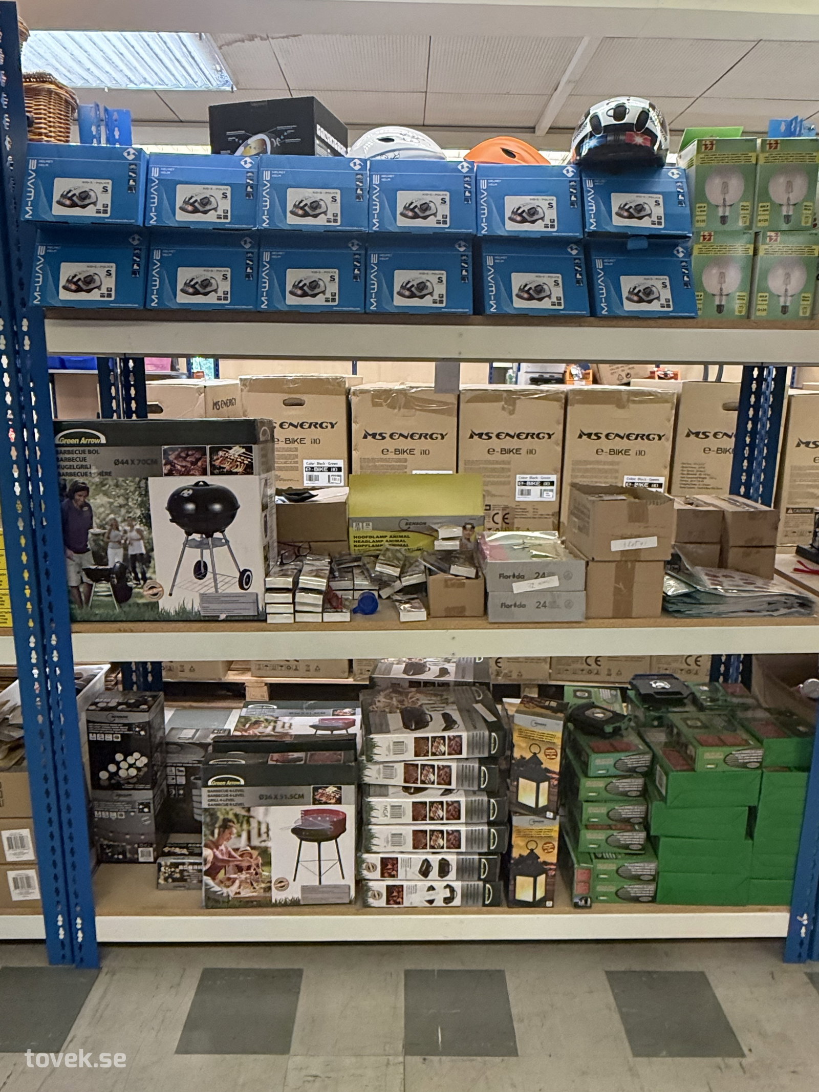 Grillar, hjälmar, lampor, LED, m.m., inkl. plåthylla 