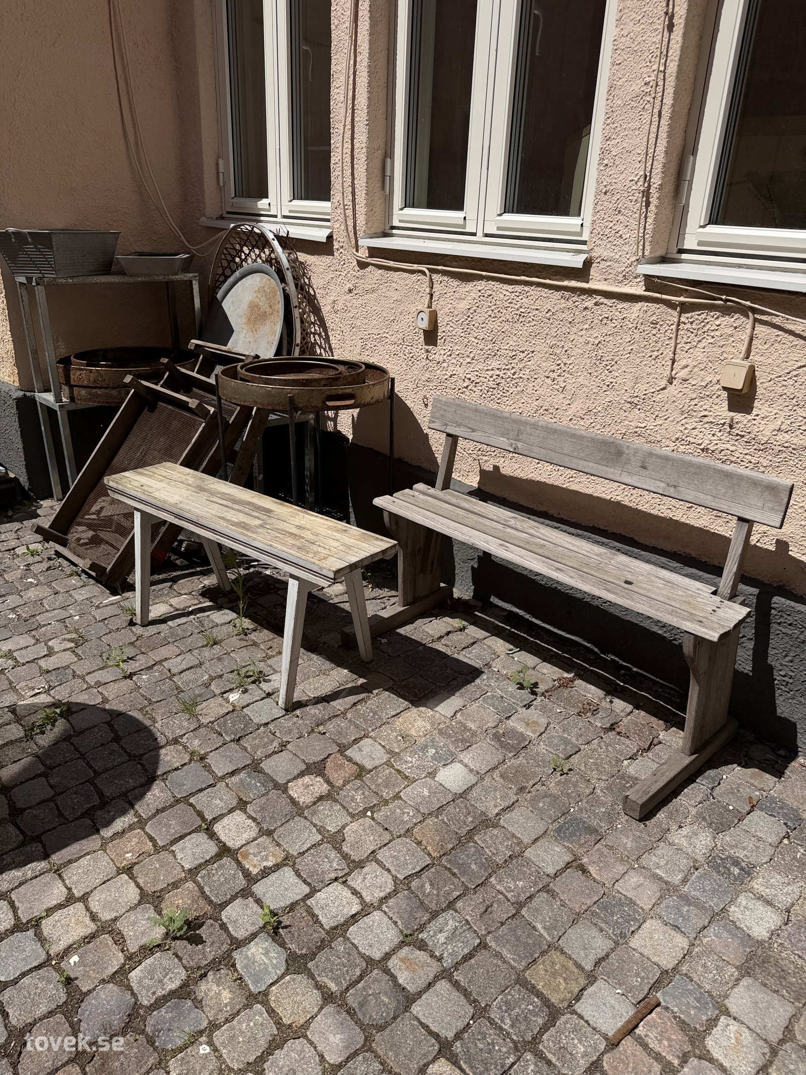 Bänkar, lådor m.m.