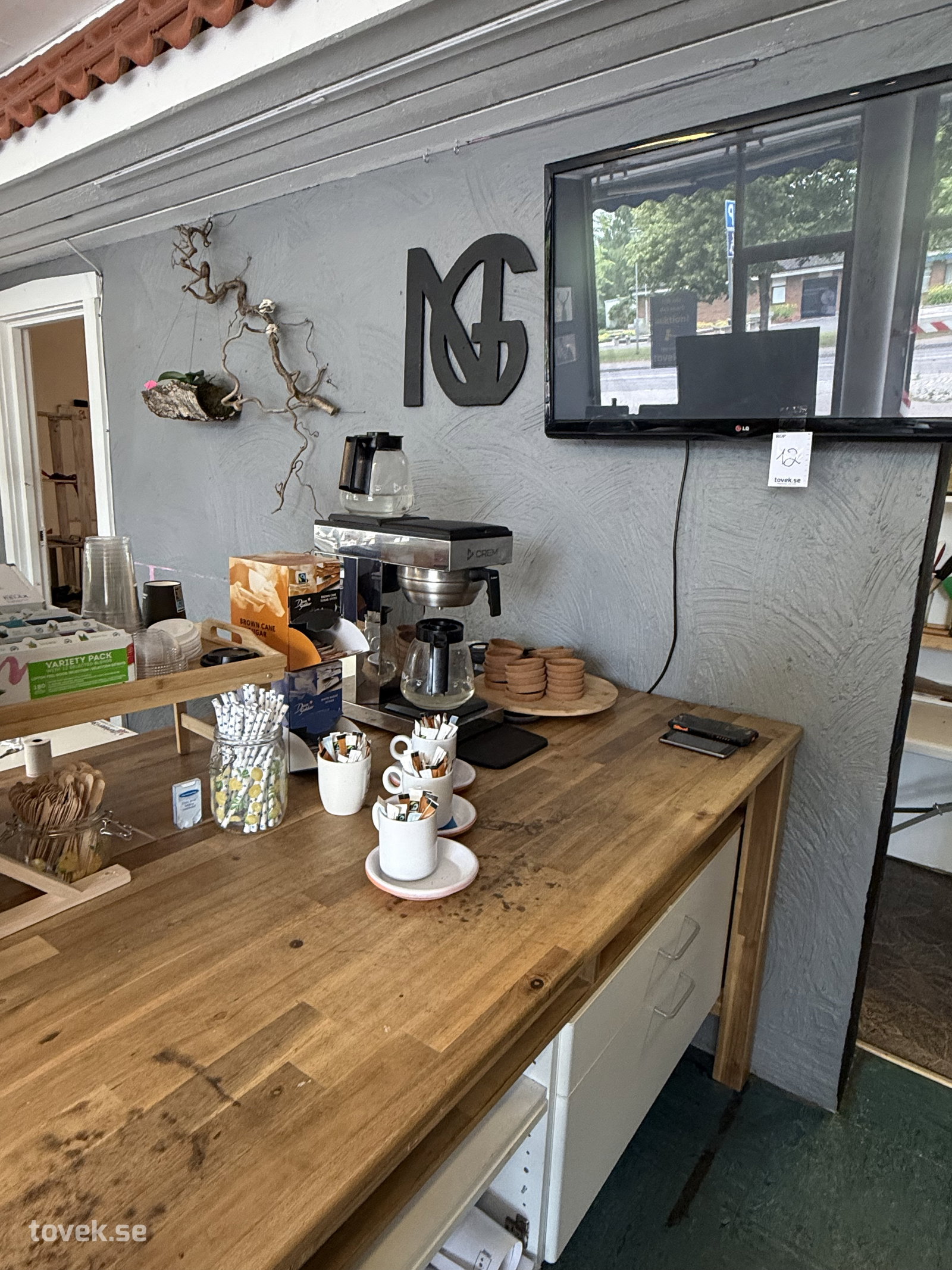 Tv-skärm LG, kaffekokare samt allt löst på bänken