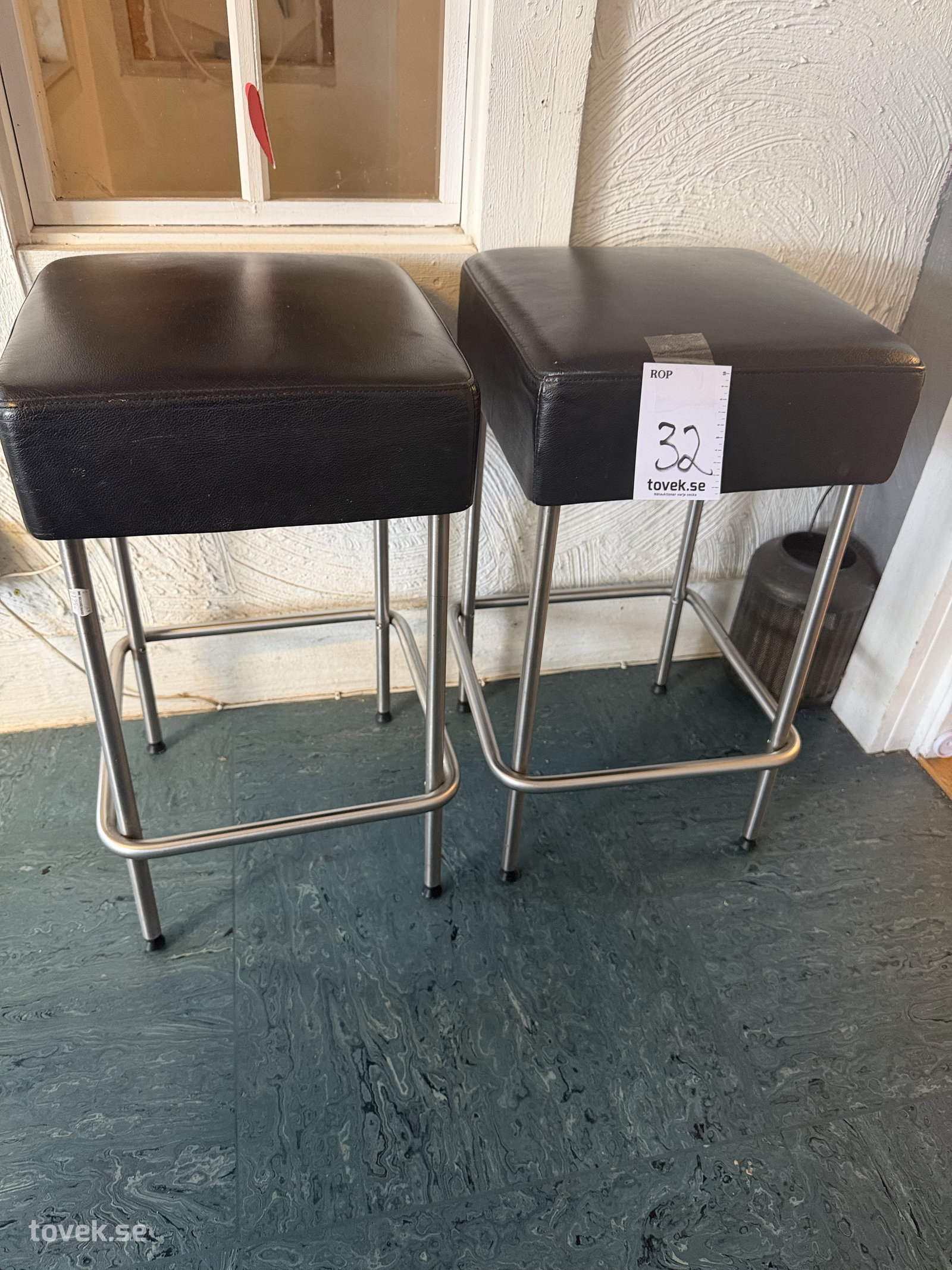 Pallar 2 st samt tavlor 